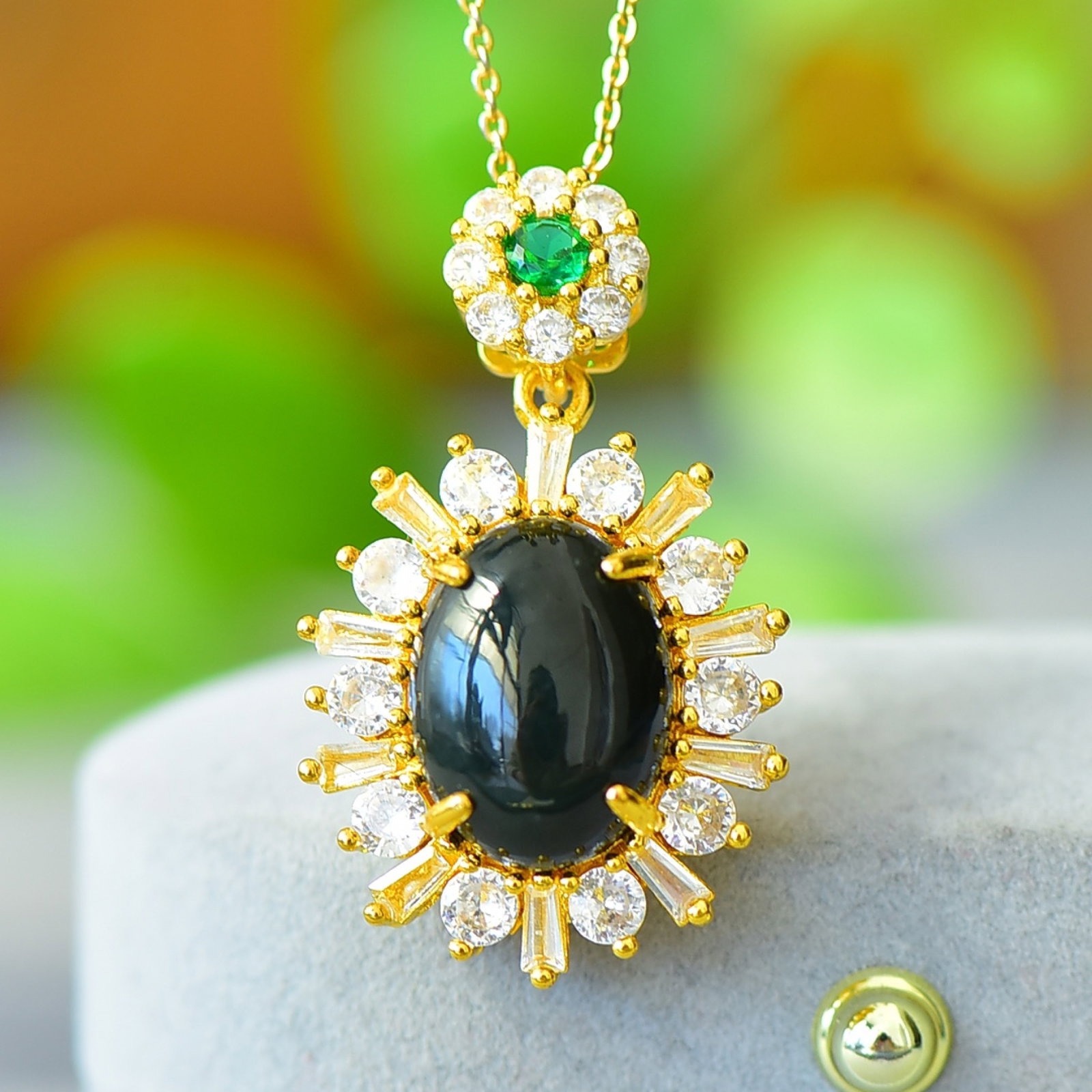 An Exquisite Bronze-Gold Plated Inlaid Green Jade Necklace: An Exquisite Bronze-Gold Plated Inlaid Green Jade Necklace,Size:0.5inx0.6in 铜镀金镶青玉项链