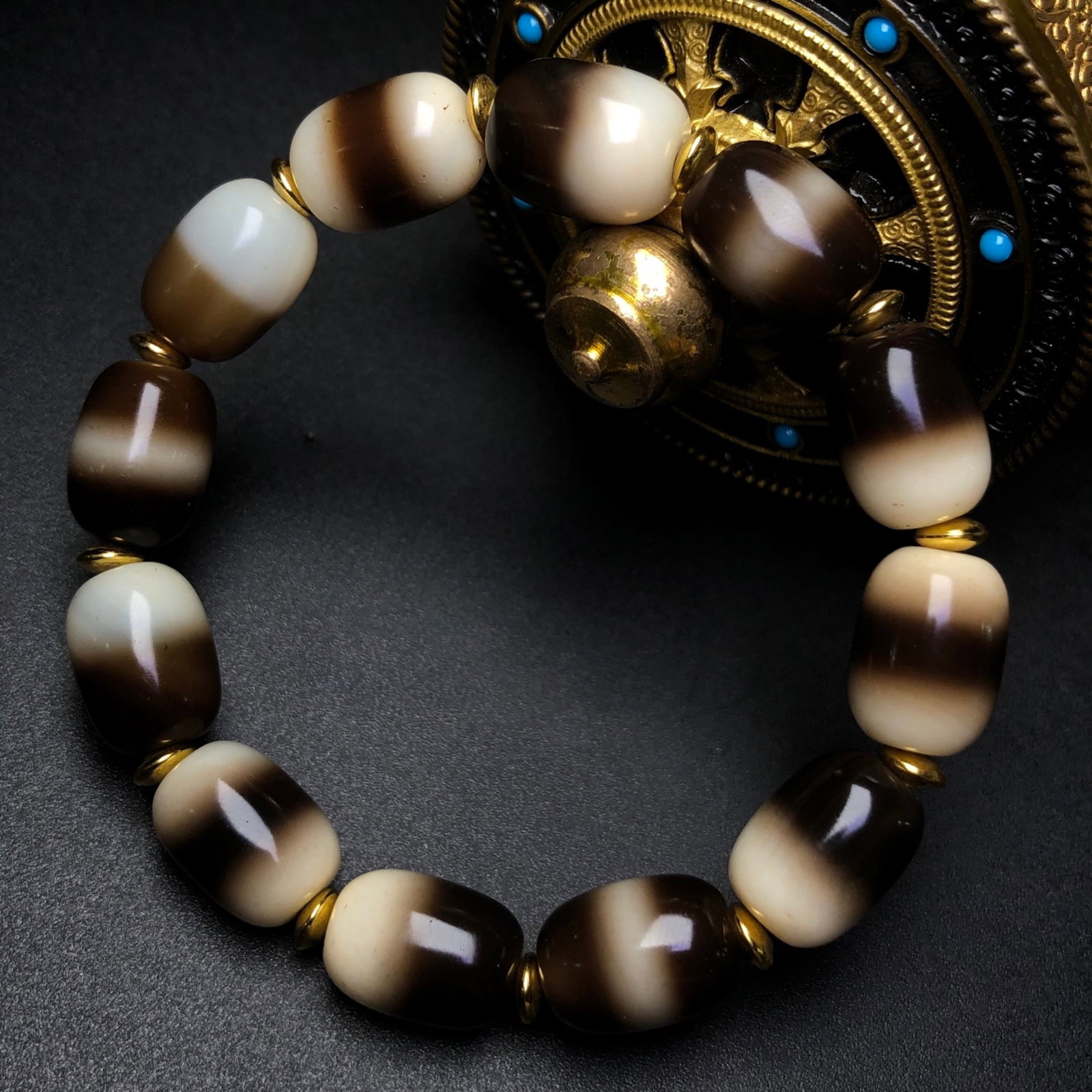 An Exquisite Dzi Bead Bracelet: An Exquisite Dzi Bead Bracelet,Size:0.5inx0.4in*12 天珠手串