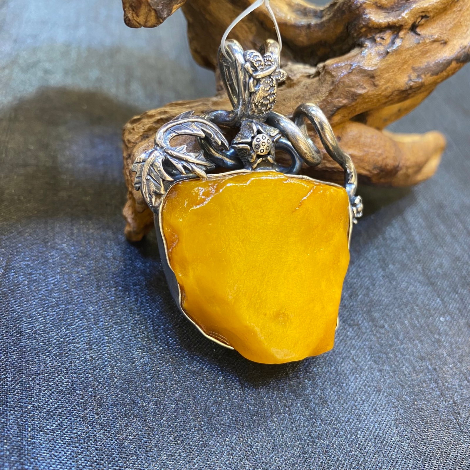 An Exquisite Beeswax Inlaid Silver Necklace: An Exquisite Beeswax Inlaid Silver Necklace,Size:1.7in,Weight:31.9g 蜜蜡镶银项链