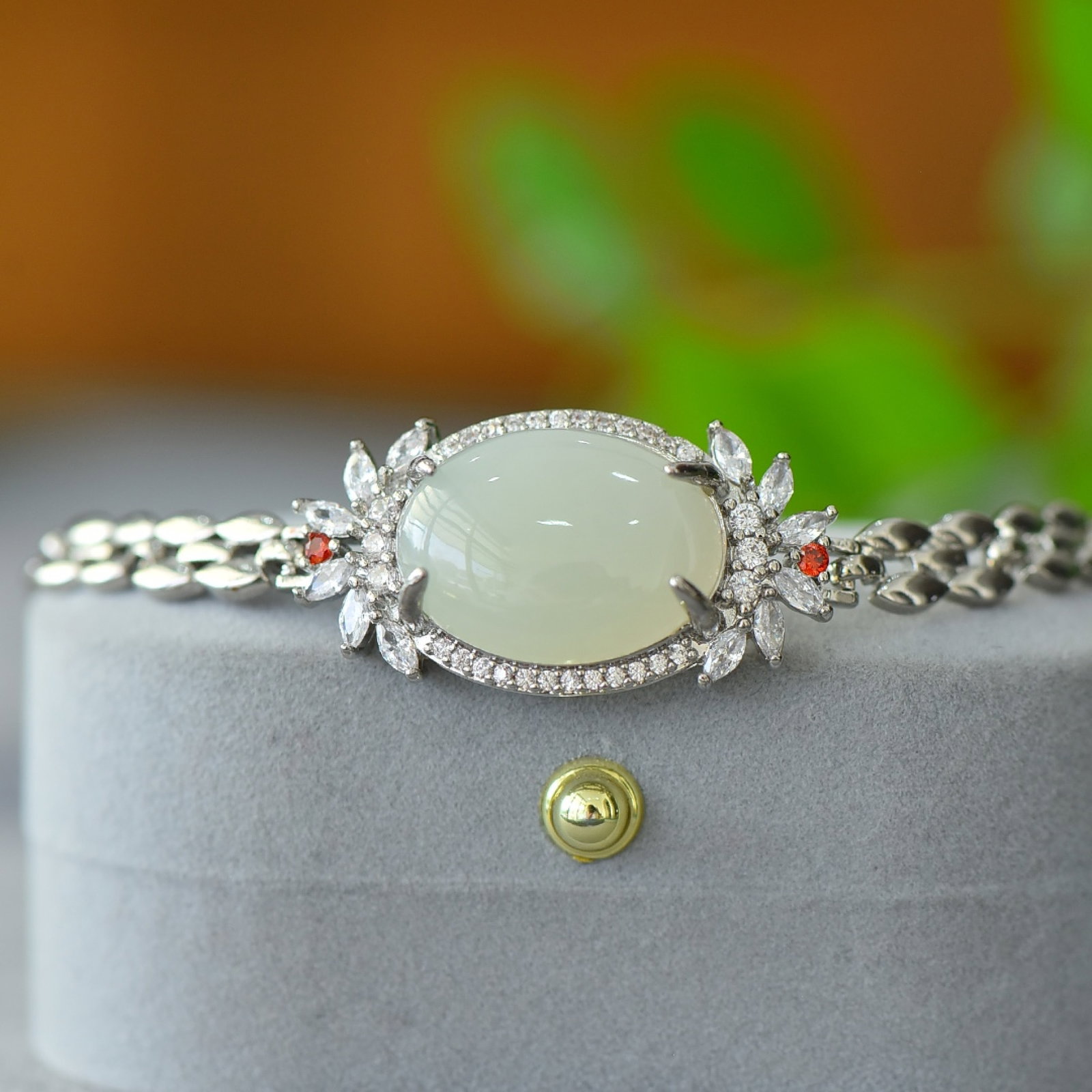 An Exquisite Bronze Inlaid White Jade Bracelet: An Exquisite Bronze Inlaid White Jade Bracelet,Size:0.6inx0.8in 铜镶白玉手链