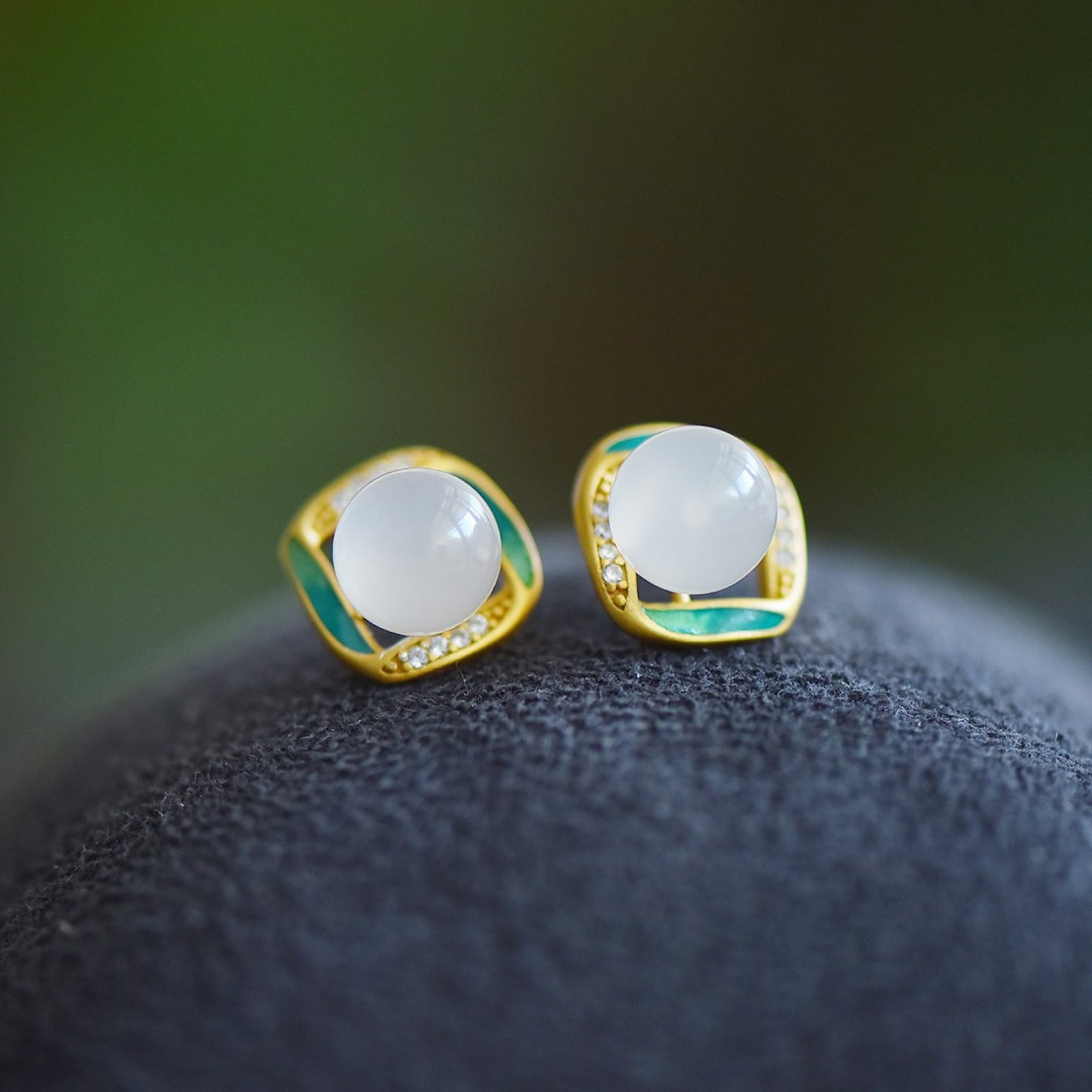 A Pair of Exquisite Sterling Silver-Gold Plated Inlaid Agate Enamel Earrings: A Pair of Exquisite Sterling Silver-Gold Plated Inlaid Agate Enamel Earrings,Size:0.3inx0.3in 一对纯银镀金镶玛瑙珐琅耳钉