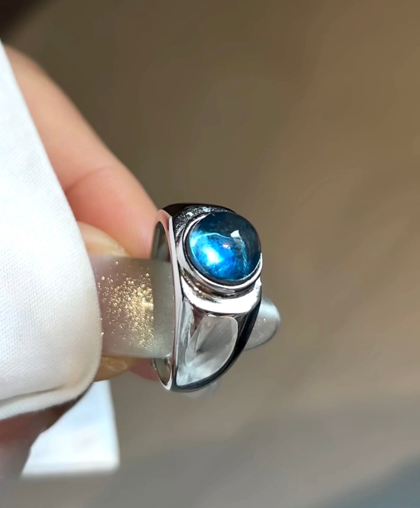 An Exquisite Sterling Silver Inlaid Aquamarine Ring: An Exquisite Sterling Silver Inlaid Aquamarine Ring,Size:0.4in,Weight:4.2g 纯银镶海蓝宝戒指