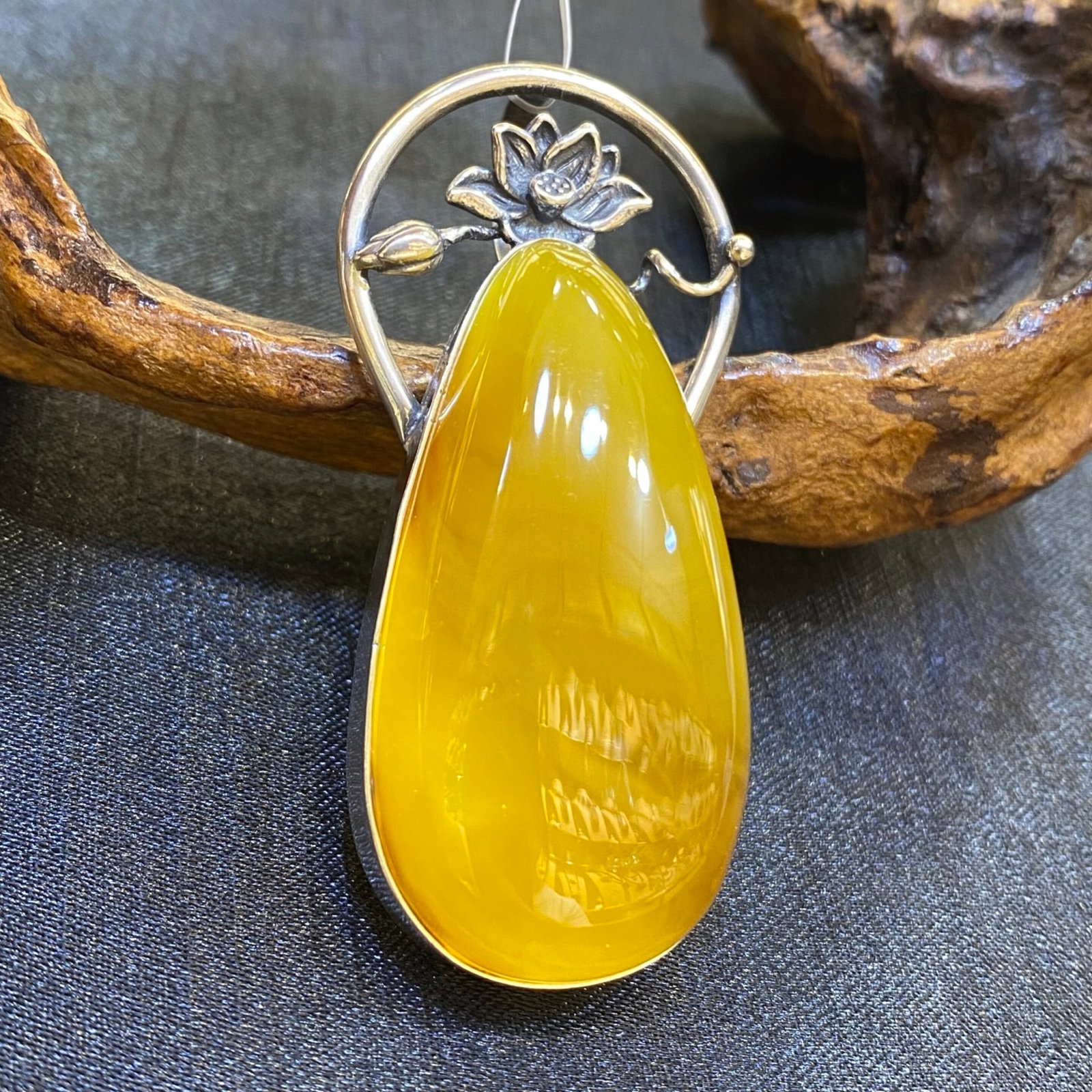 An Exquisite Beeswax Inlaid Silver Necklace: An Exquisite Beeswax Inlaid Silver Necklace,Size:1in,Weight:16g 蜜蜡镶银项链