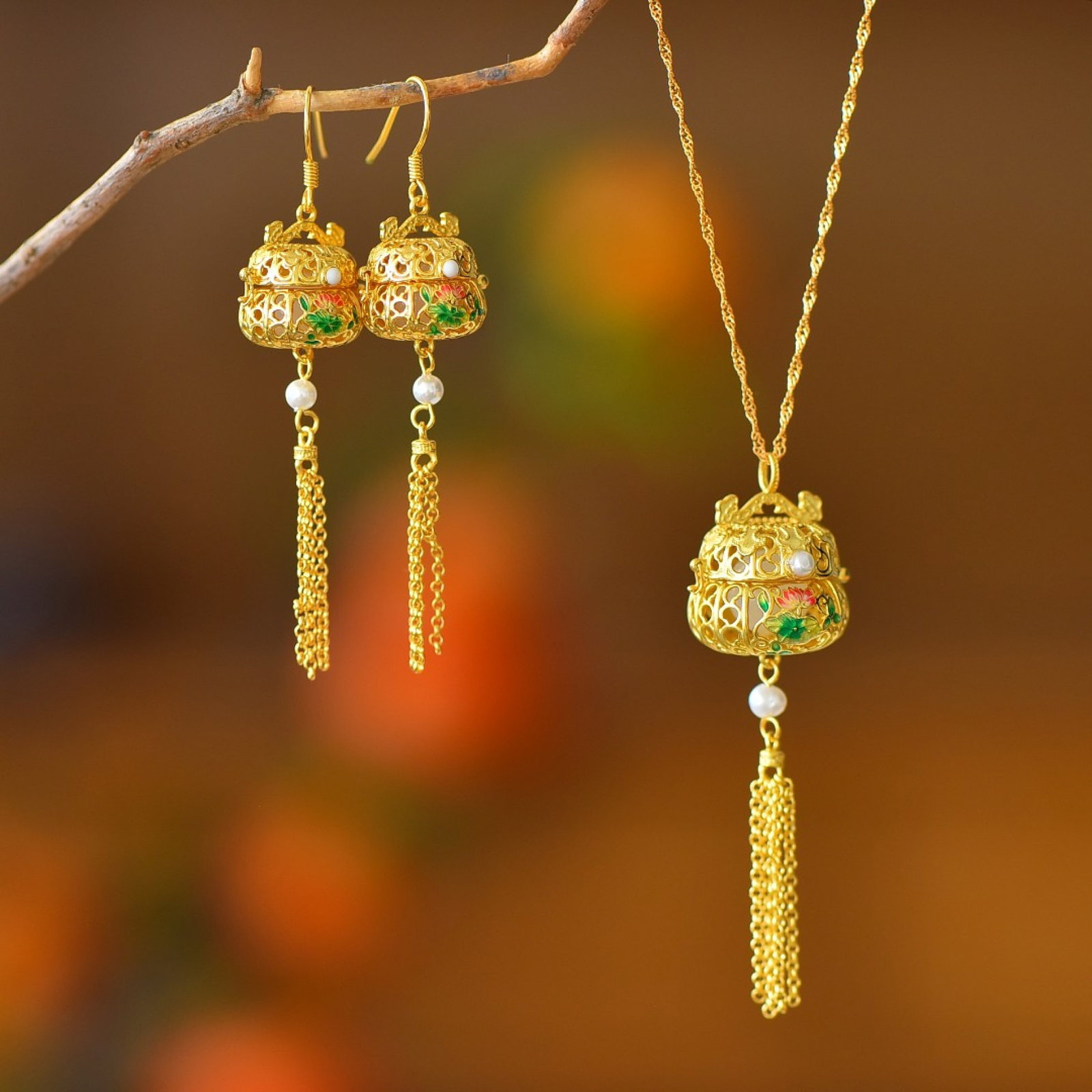 A Set of Fine Sterling Silver-Gold Plated Inlaid White Jade Jewelrys: A Set of Fine Sterling Silver-Gold Plated Inlaid White Jade Jewelrys 一套纯银镀金镶白玉首饰