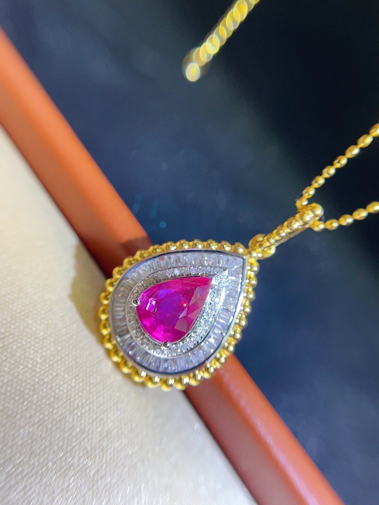 A Exquisite 18k Gold Inlaid 1.10ct Natural Ruby Pendant,Inlaid Diamond: A Exquisite 18k Gold Inlaid 1.10ct Natural Ruby Pendant,Inlaid Diamond,Total Weight:2.10g 18k金镶 1.10ct 天然红宝石吊坠,嵌钻石