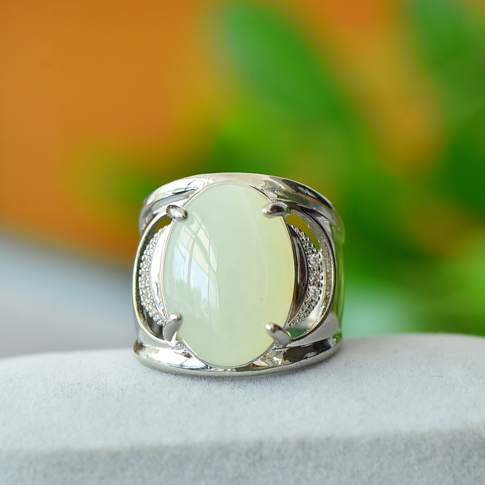 An Exquisite Bronze Inlaid White Jade Ring: An Exquisite Bronze Inlaid White Jade Ring,Size:0.5inx0.7in 铜镶白玉戒指