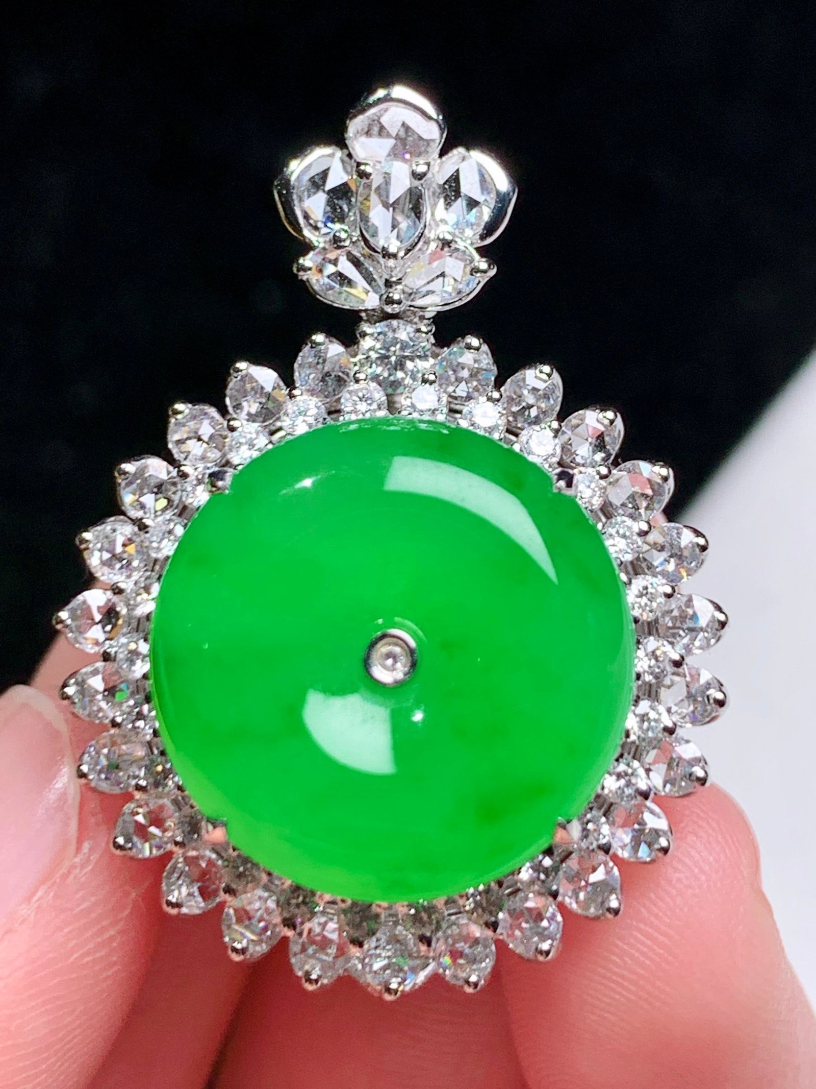 An Exquisite 18k Gold Diamond Inlaid Jadeite Pendant: An Exquisite 18k Gold Diamond Inlaid Jadeite Pendant,Size(Loose Stone):0.7inx0.7inx0.2in 18k金钻镶嵌翡翠吊坠