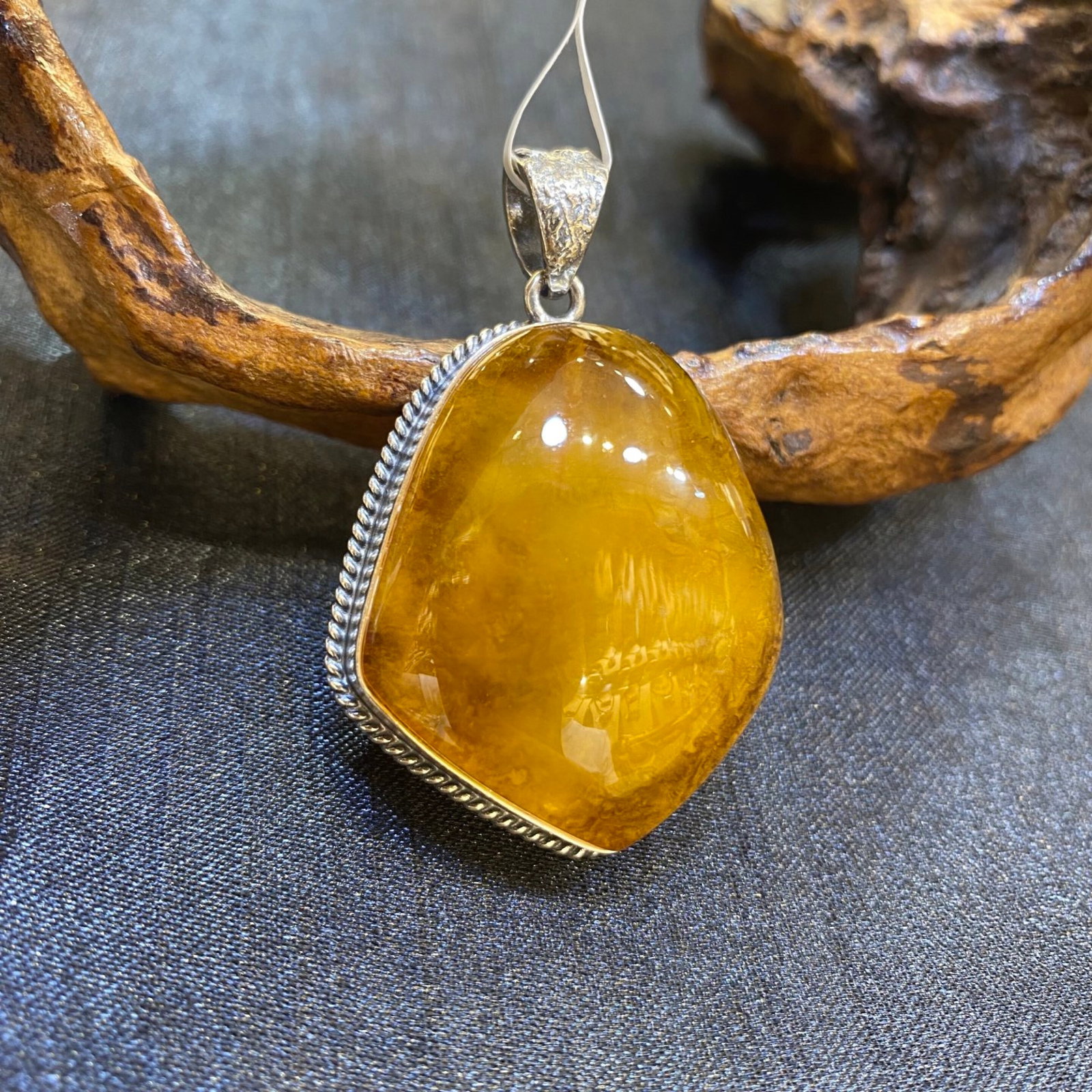 An Exquisite Beeswax Inlaid Silver Necklace: An Exquisite Beeswax Inlaid Silver Necklace,Size:1in,Weight:12.3g 蜜蜡镶银项链