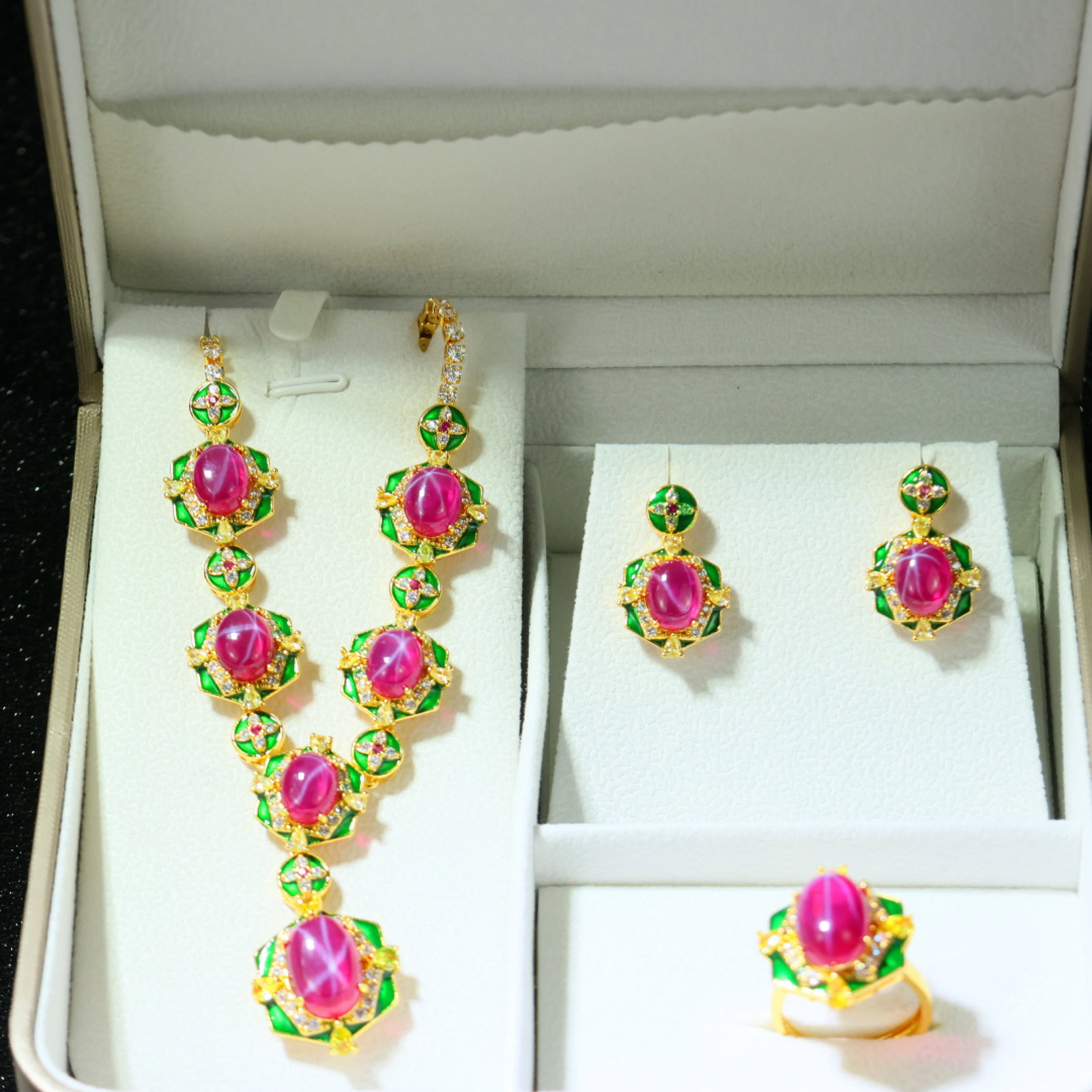 A Set of Fine Jewelry: A Set of Fine Jewelry 一套精美的首饰