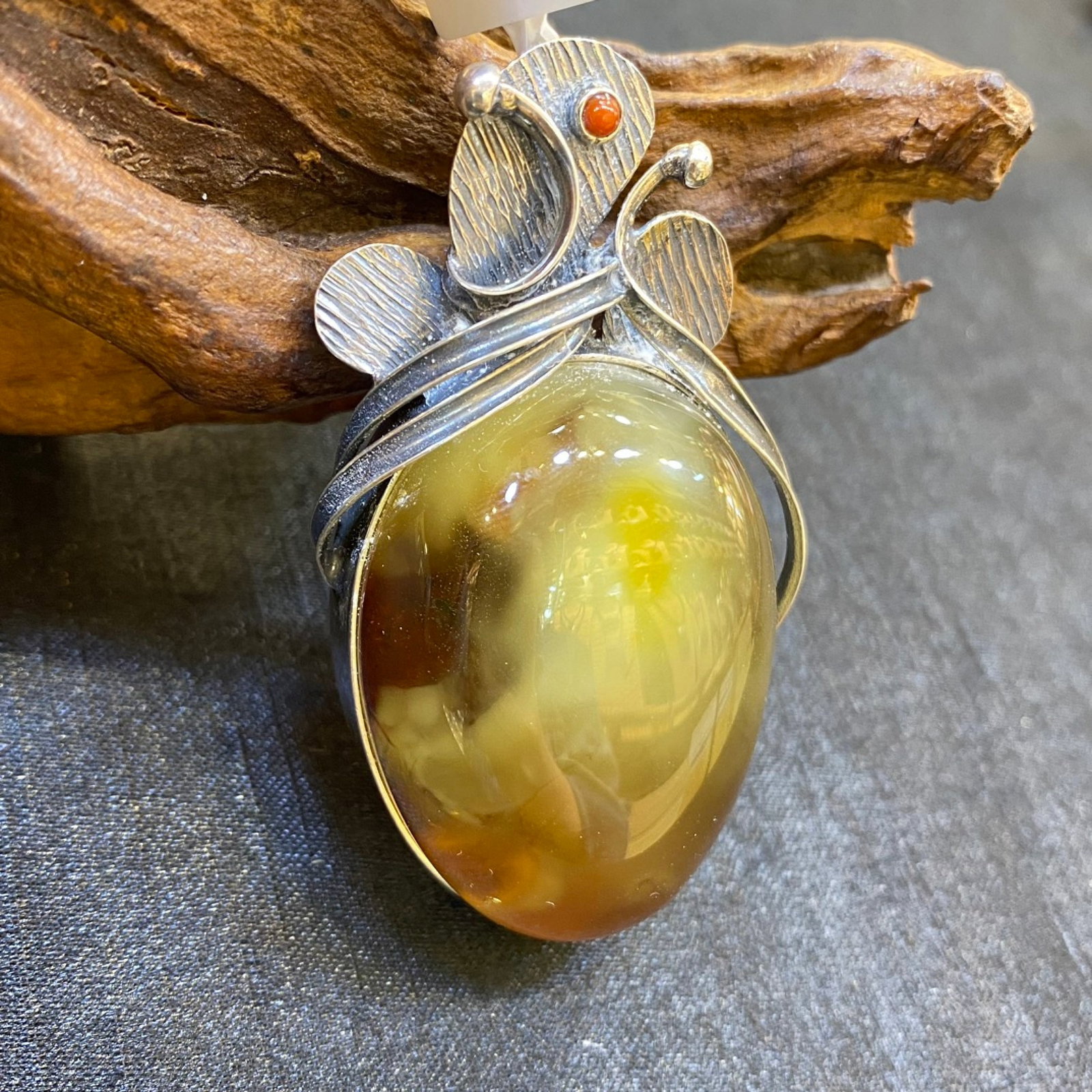 An Exquisite Beeswax Inlaid Silver Necklace: An Exquisite Beeswax Inlaid Silver Necklace,Size:1.2in,Weight:23.2g 蜜蜡镶银项链