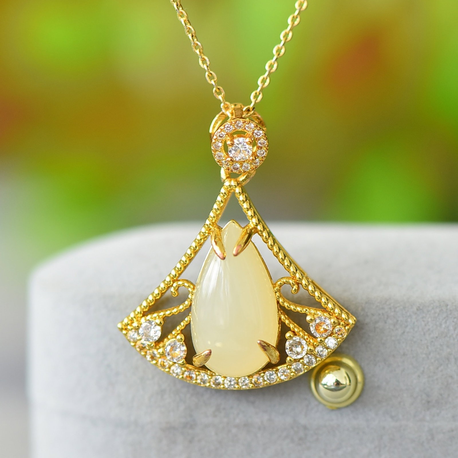 An Exquisite Bronze-Gold Plated Inlaid White Jade Necklace: An Exquisite Bronze-Gold Plated Inlaid White Jade Necklace,Size:0.4inx0.7in 铜镀金镶白玉项链
