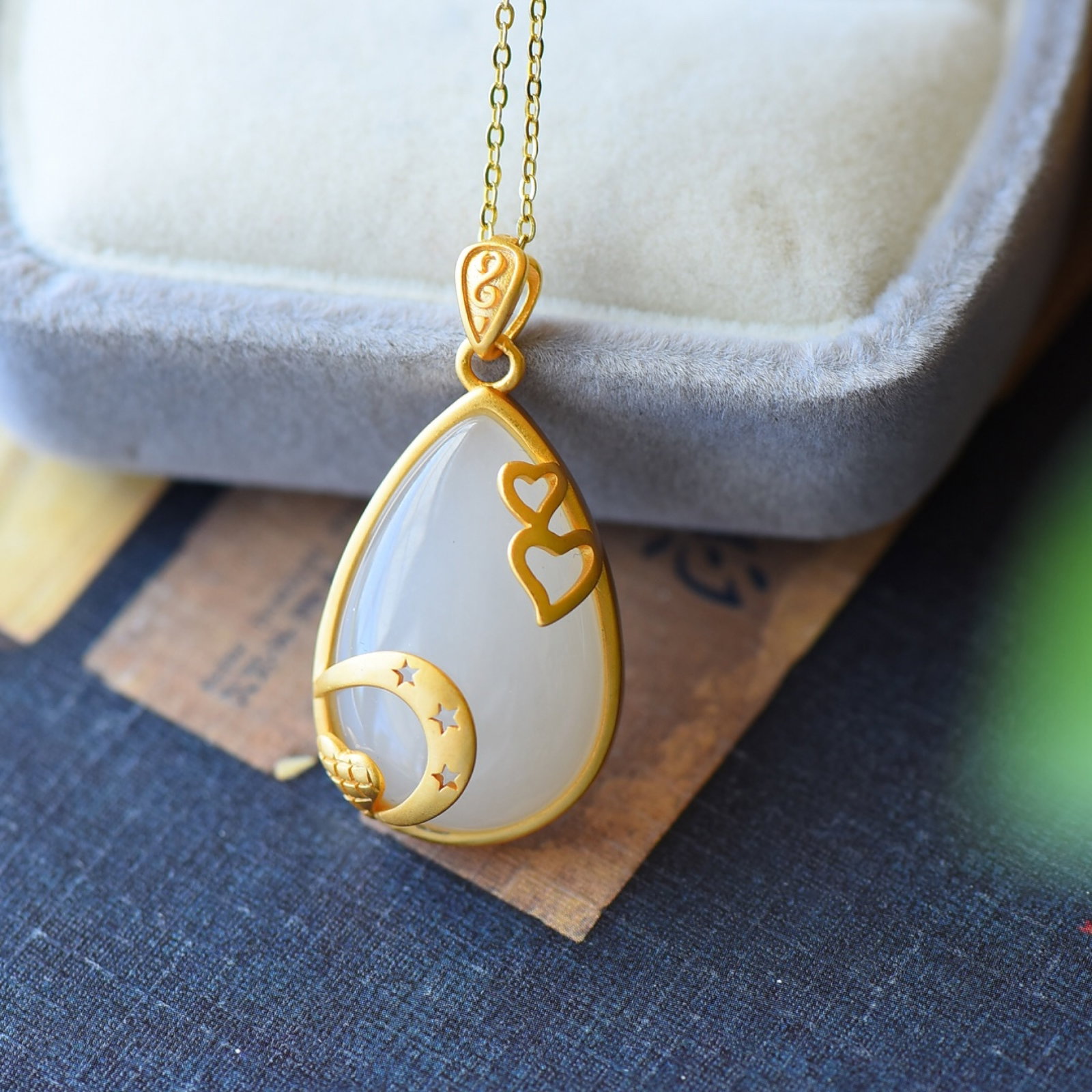 An Exquisite Sterling Silver-Gold Plated Inlaid White Jade Necklace: An Exquisite Sterling Silver-Gold Plated Inlaid White Jade Necklace,Size:0.7inx1.3in 纯银镀金镶白玉项链