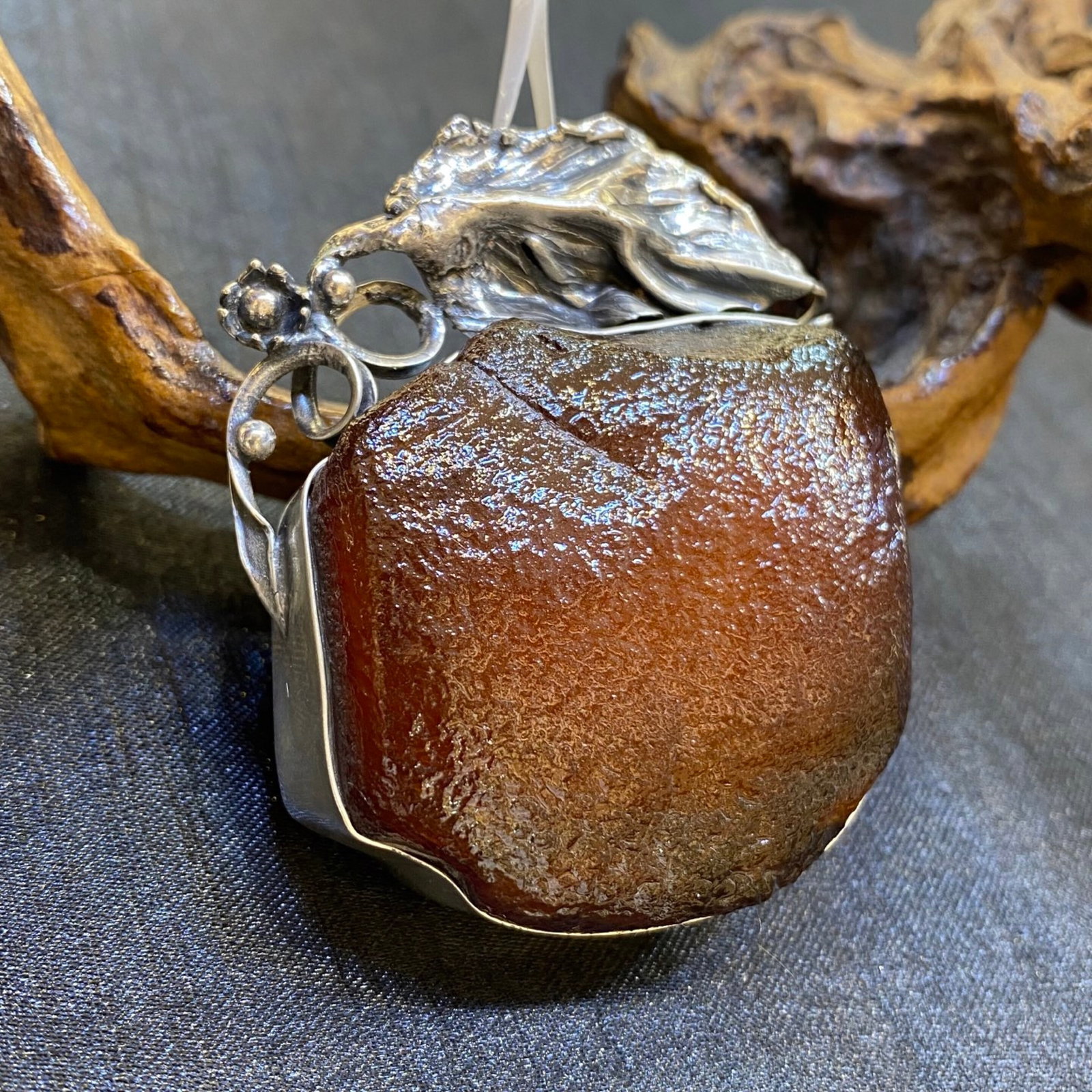 An Exquisite Beeswax Inlaid Silver Necklace: An Exquisite Beeswax Inlaid Silver Necklace,Size:1.9in,Weight:42.8g 蜜蜡镶银项链
