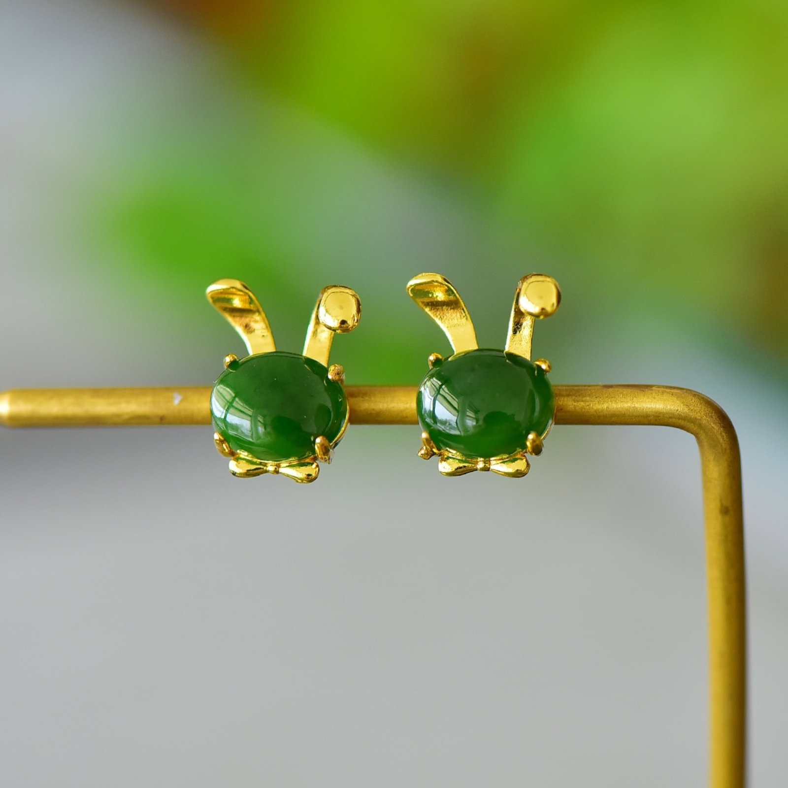 A Pair of Exquisite Bronze-Gold Plated Inlaid Jasper Earrings: A Pair of Exquisite Bronze-Gold Plated Inlaid Jasper Earrings,Size:0.3inx0.4in 一对铜镀金镶碧玉耳钉