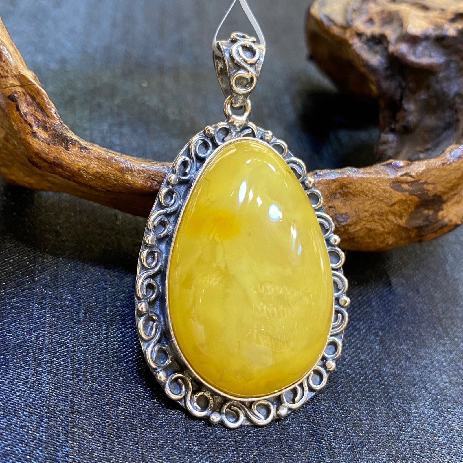 An Exquisite Beeswax Inlaid Silver Necklace: An Exquisite Beeswax Inlaid Silver Necklace,Size:1.3in,Weight:15.1g 蜜蜡镶银项链