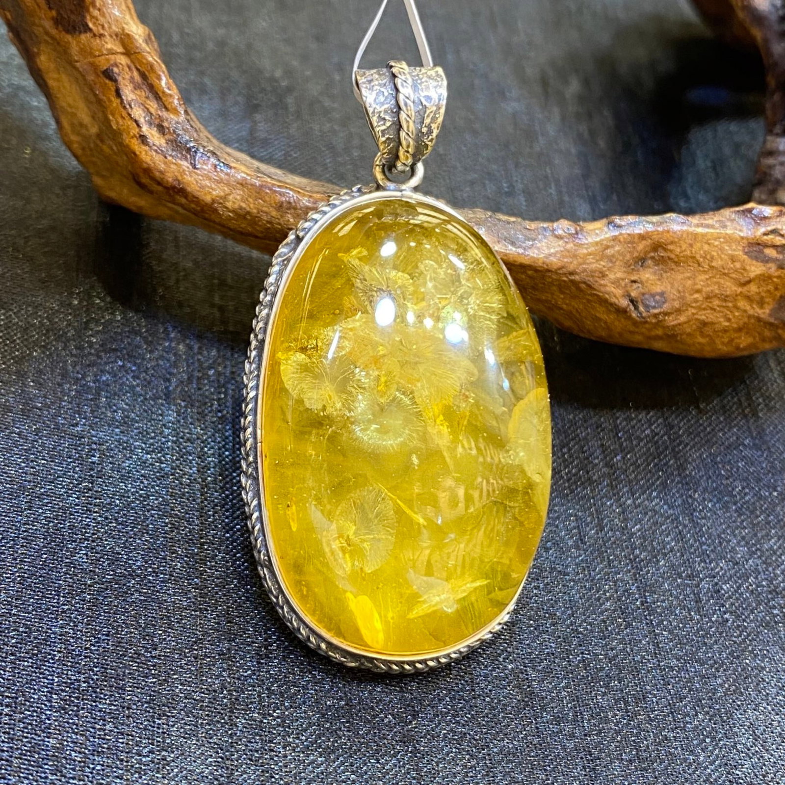 An Exquisite Beeswax Inlaid Silver Necklace: An Exquisite Beeswax Inlaid Silver Necklace,Size:1in,Weight:15.2g 蜜蜡镶银项链