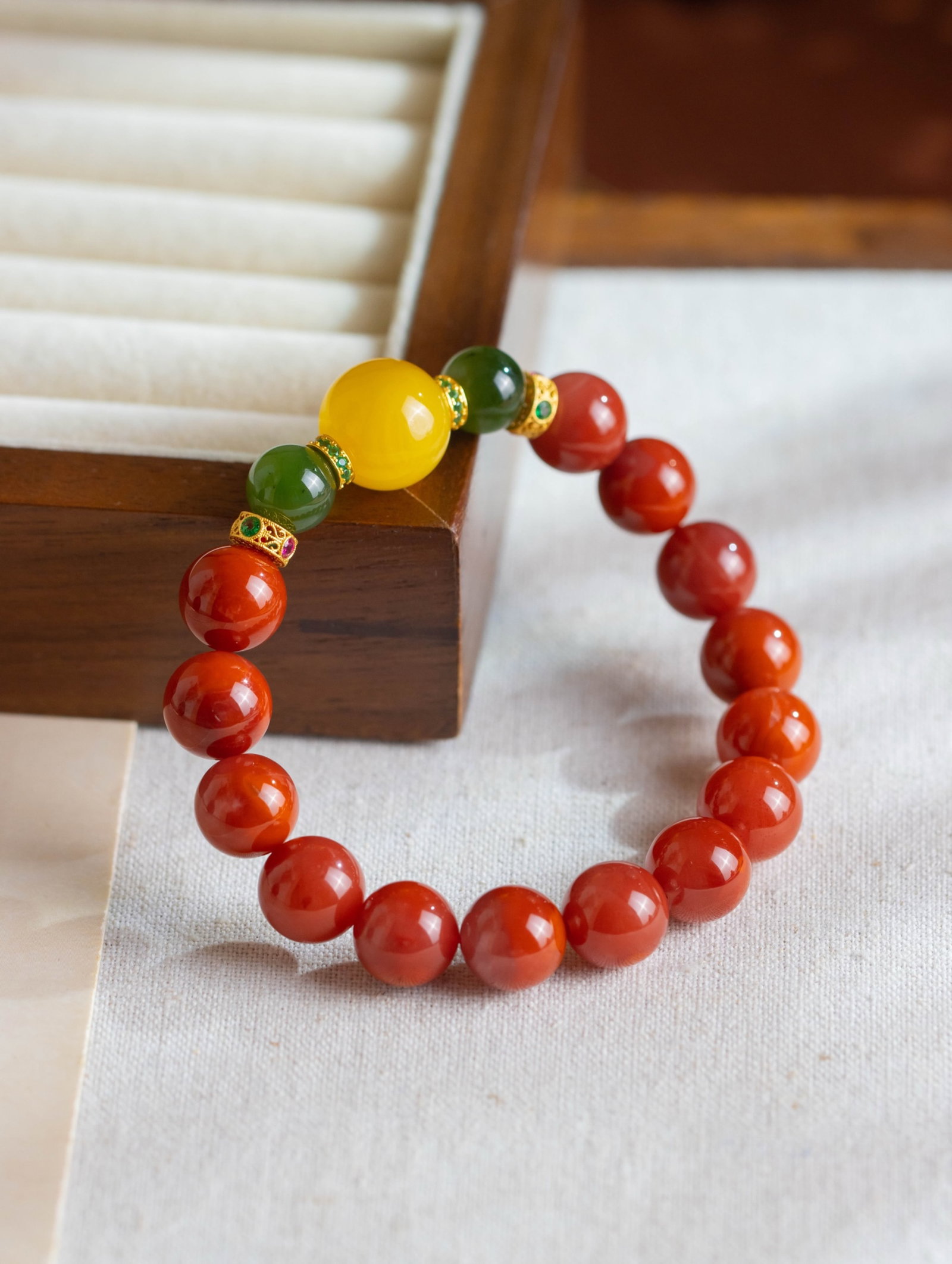 An Exquisite Sterling Silver-Gold Plated Inlaid Agate Bracelets, Inlaid Jasper and Beeswax: An Exquisite Sterling Silver-Gold Plated Inlaid Agate Bracelets, Inlaid Jasper and Beeswax 纯银镀金镶玛瑙手串,嵌碧玉和"