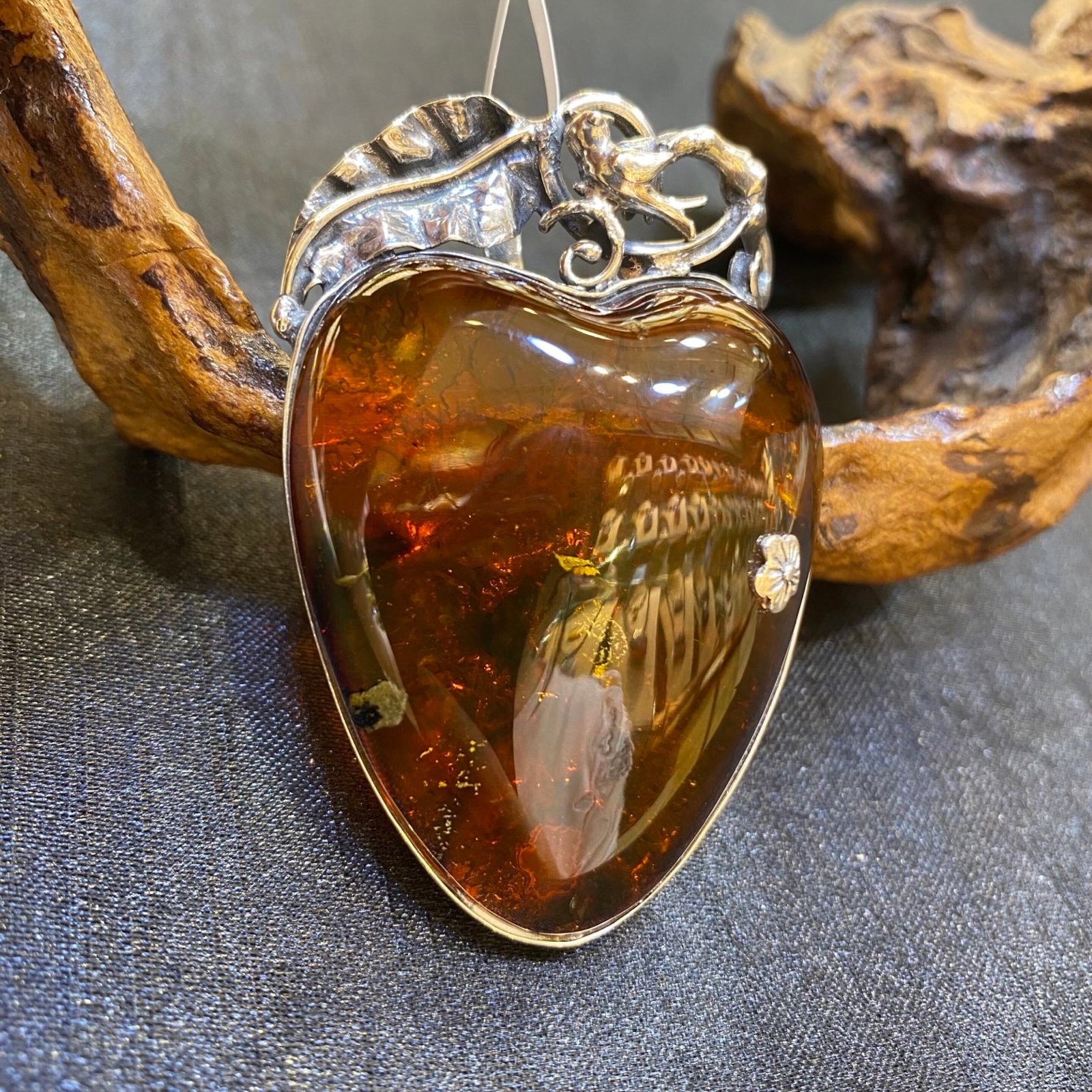 An Exquisite Beeswax Inlaid Silver Necklace: An Exquisite Beeswax Inlaid Silver Necklace,Size:1.5in,Weight:20.4g 蜜蜡镶银项链