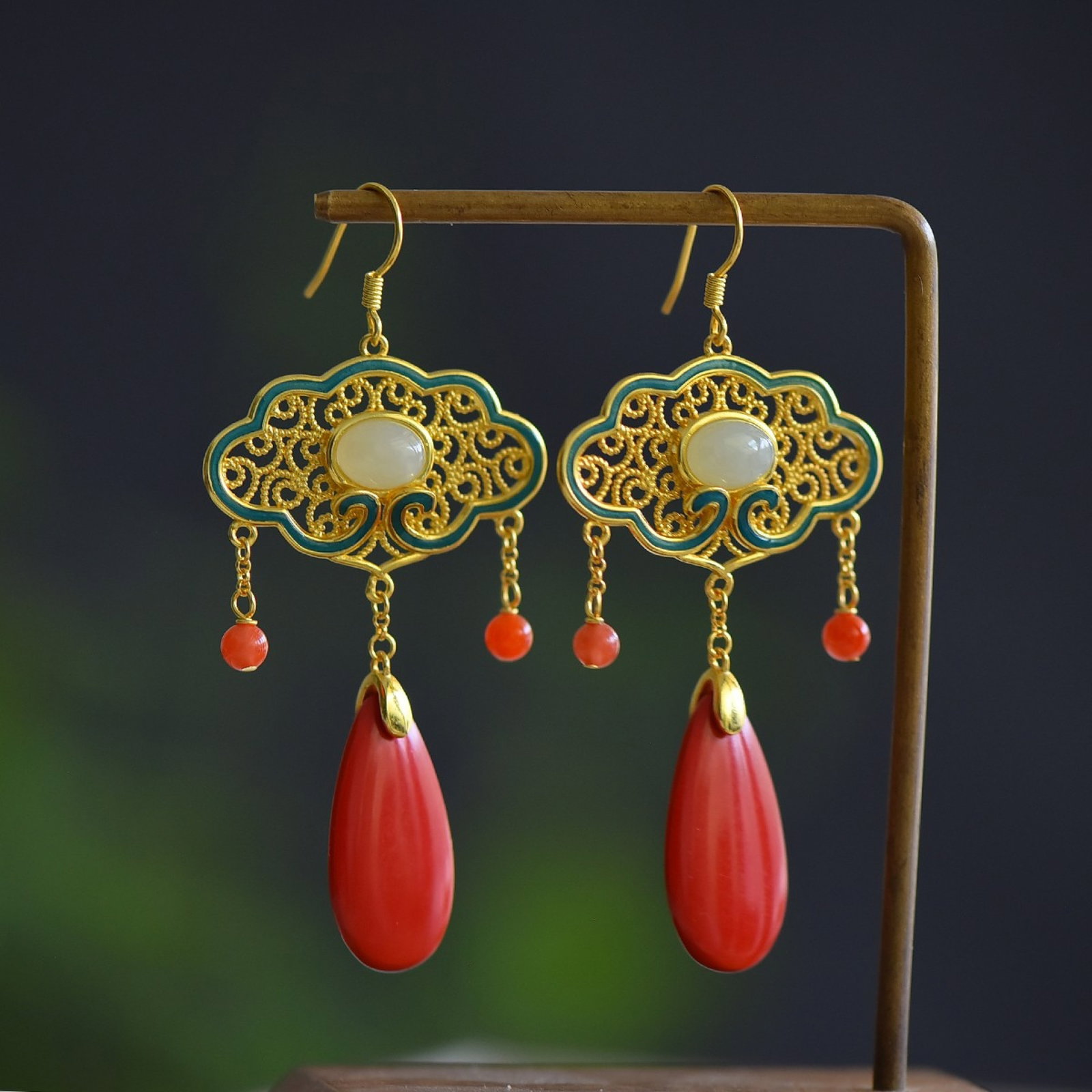 A Pair of Exquisite Sterling Silver-Gold Plated Inlaid Cinnabar Earrings: A Pair of Exquisite Sterling Silver-Gold Plated Inlaid Cinnabar Earrings,Size:0.5inx1in 一对纯银镀金镶朱砂耳环