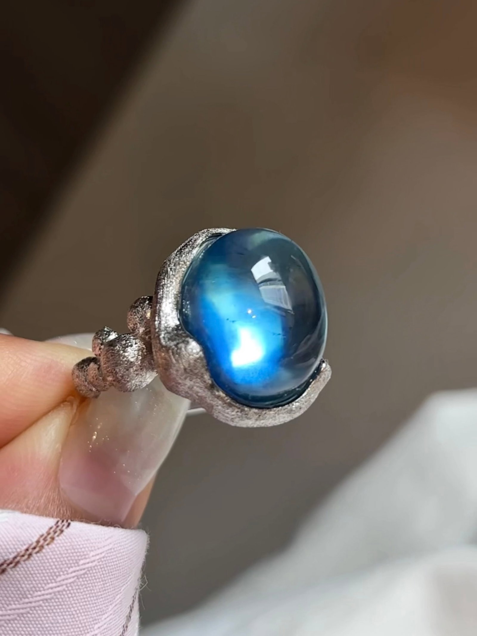 An Exquisite Sterling Silver Inlaid Aquamarine Ring: An Exquisite Sterling Silver Inlaid Aquamarine Ring,Size:0.7inx0.5in,Weight:8.4g ????????