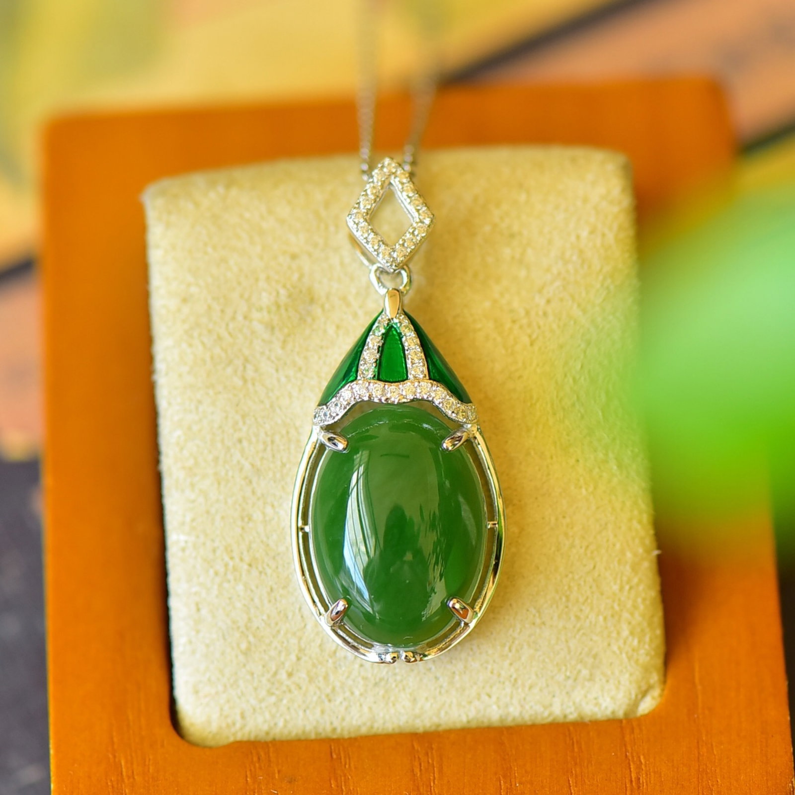 An Exquisite Sterling Silver Inlaid Jasper Necklace,Inlaid Diamond: An Exquisite Sterling Silver Inlaid Jasper Necklace,Inlaid Diamond,Size:0.6inx1.5in 纯银镶碧玉项链,嵌钻石
