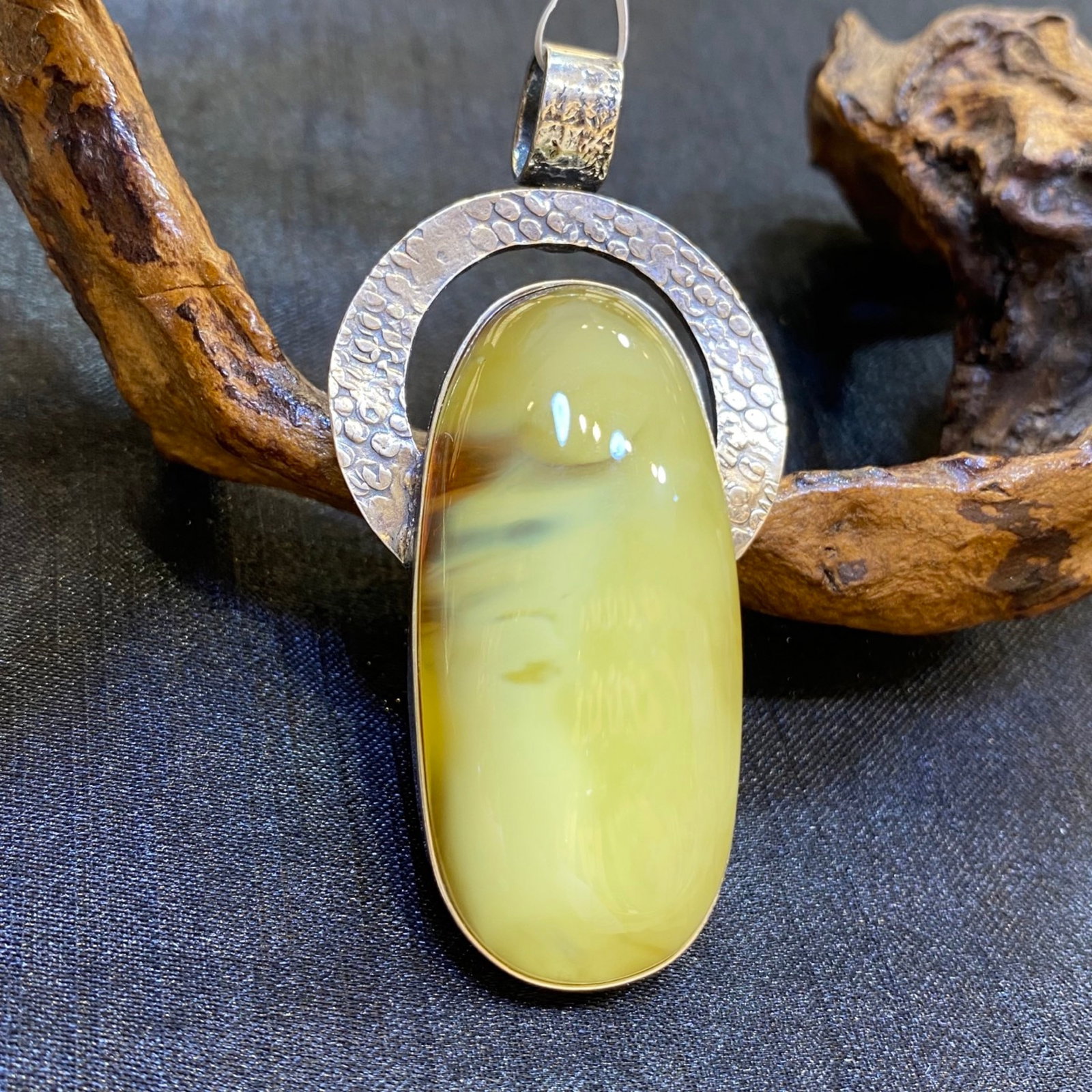 An Exquisite Beeswax Inlaid Silver Necklace: An Exquisite Beeswax Inlaid Silver Necklace,Size:1in,Weight:18.4g 蜜蜡镶银项链