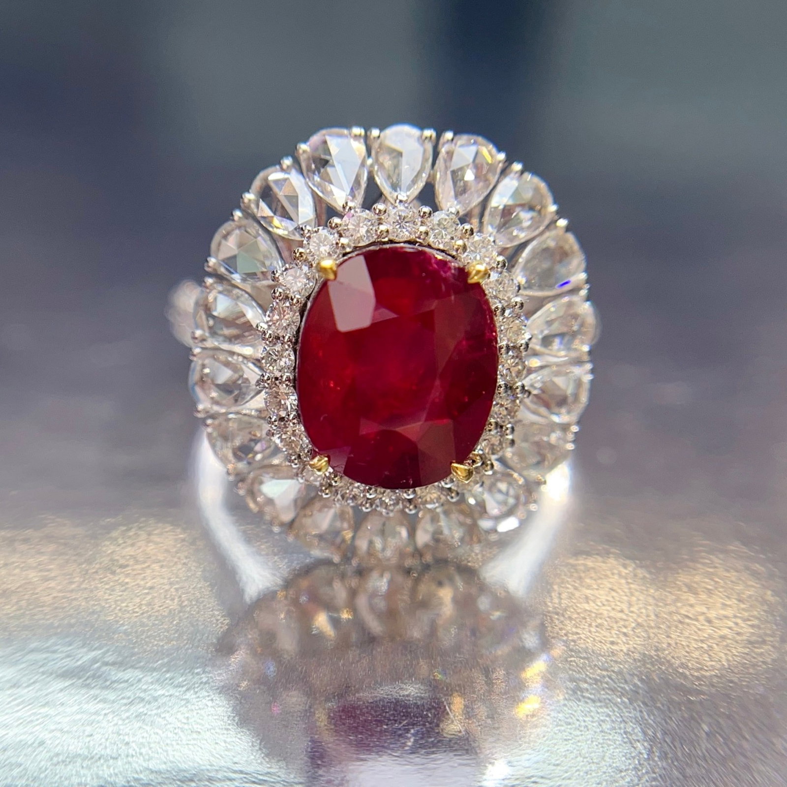A Exquisite 18k Gold Inlaid 3.05ct Natural Ruby and 1.560ct Diamond Ring: A Exquisite 18k Gold Inlaid 3.05ct Natural Ruby and 1.560ct Diamond Ring,Total Weight:6.75g 18k金镶 3.05ct 天然红宝石和 1.560ct 钻石戒