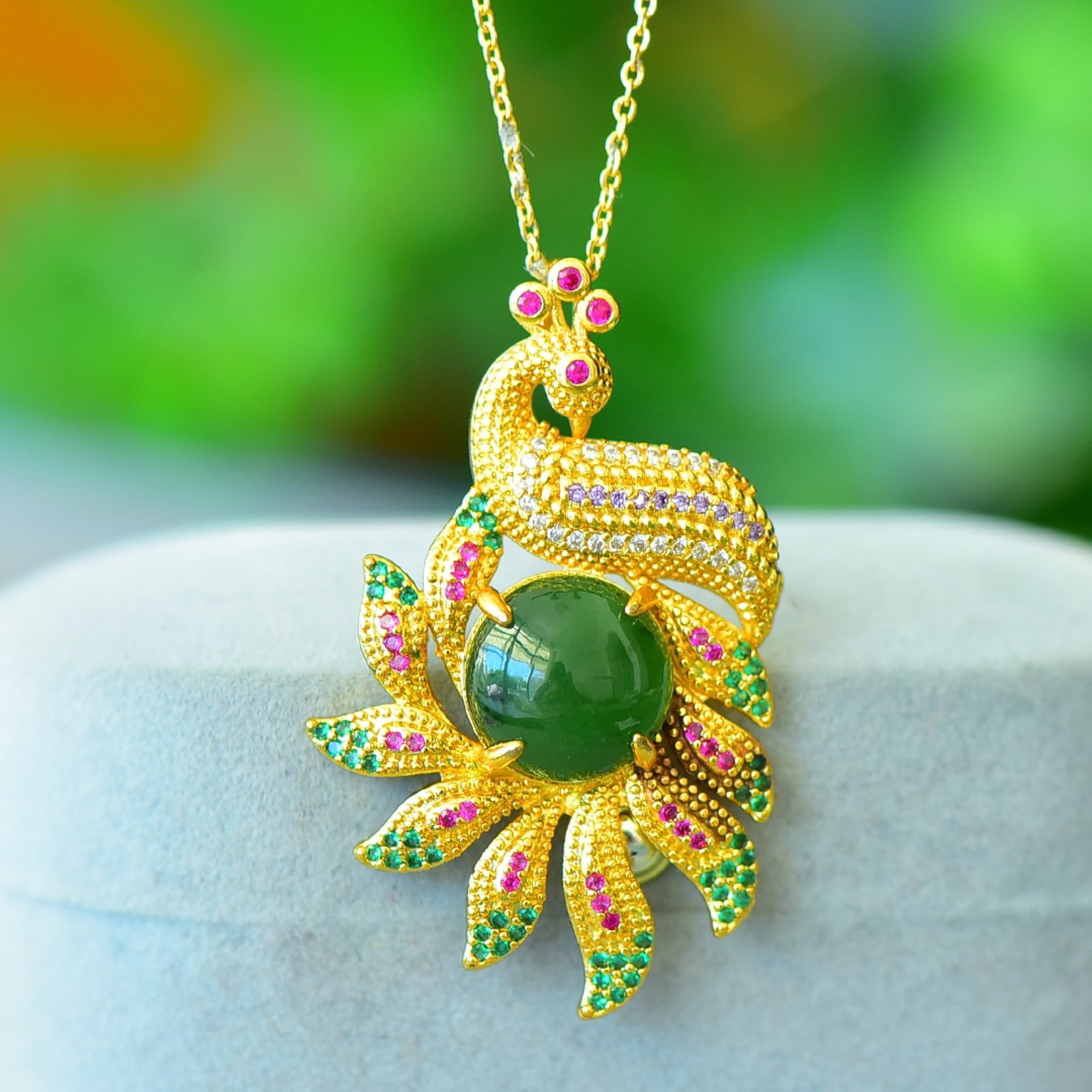 An Exquisite Bronze-Gold Plated Inlaid Jasper Peacock Necklace: An Exquisite Bronze-Gold Plated Inlaid Jasper Peacock Necklace,Size:0.5inx0.5in 铜镀金镶碧玉孔雀项链
