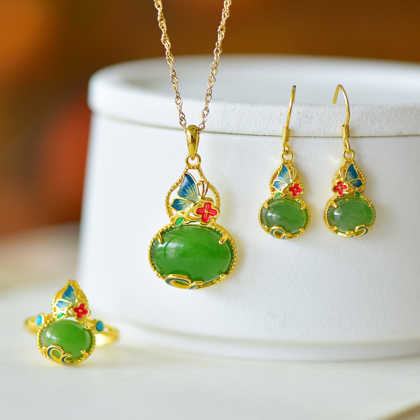A Set of Fine Sterling Silver-Gold Plated Inlaid Jasper Jewelrys: A Set of Fine Sterling Silver-Gold Plated Inlaid Jasper Jewelrys 一套纯银镀金镶碧玉首饰