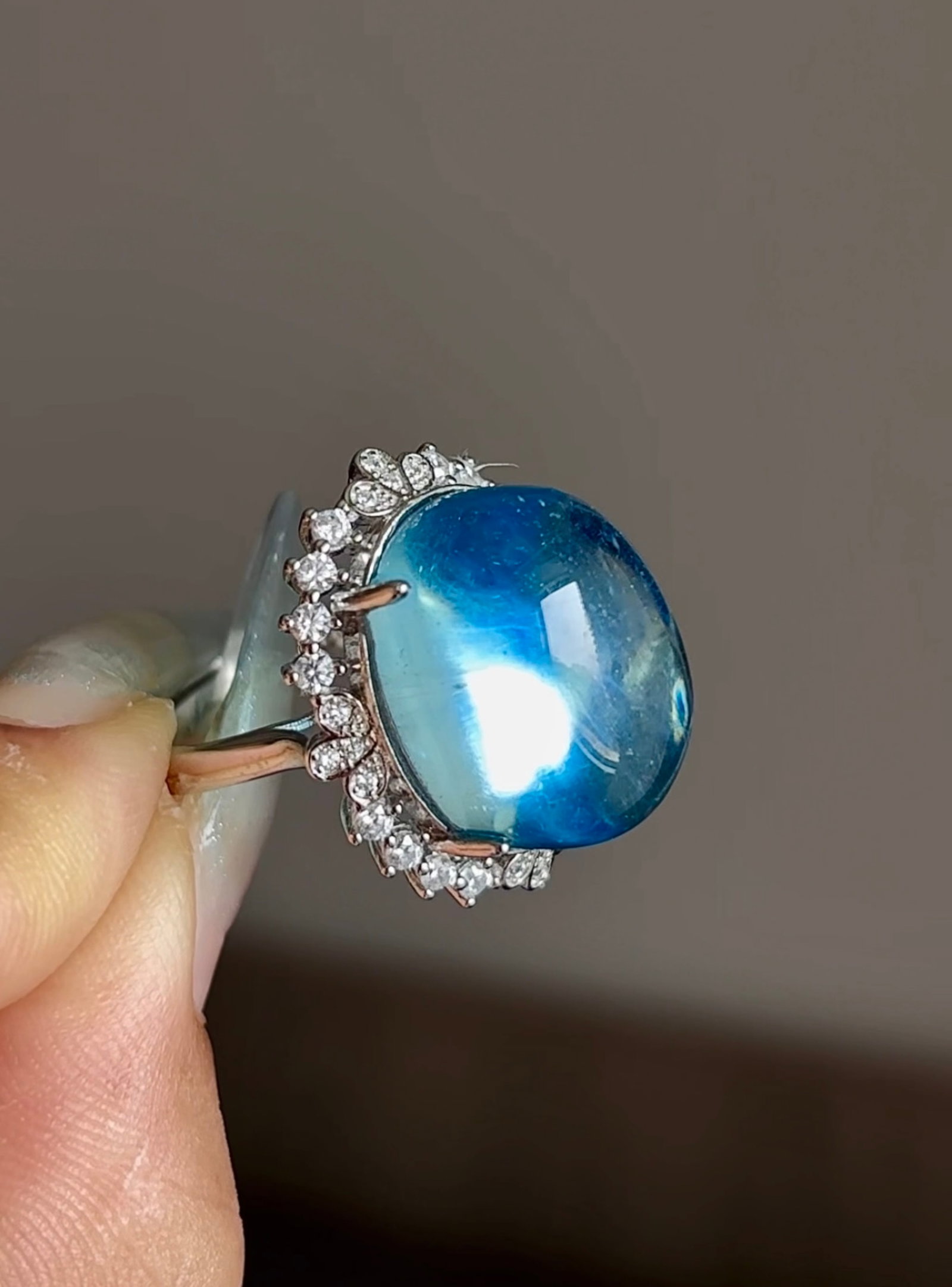 An Exquisite Sterling Silver Inlaid Aquamarine Ring: An Exquisite Sterling Silver Inlaid Aquamarine Ring,Size:0.7inx0.6in,Weight:8.8g 纯银镶海蓝宝戒指