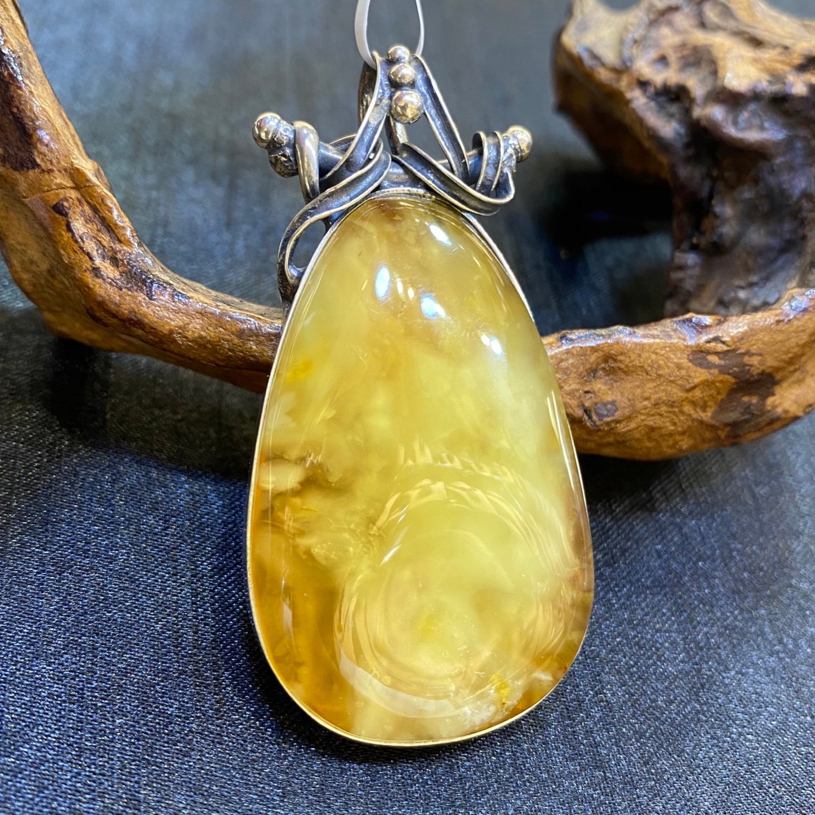 An Exquisite Beeswax Inlaid Silver Necklace: An Exquisite Beeswax Inlaid Silver Necklace,Size:1.2in,Weight:16.2g 蜜蜡镶银项链