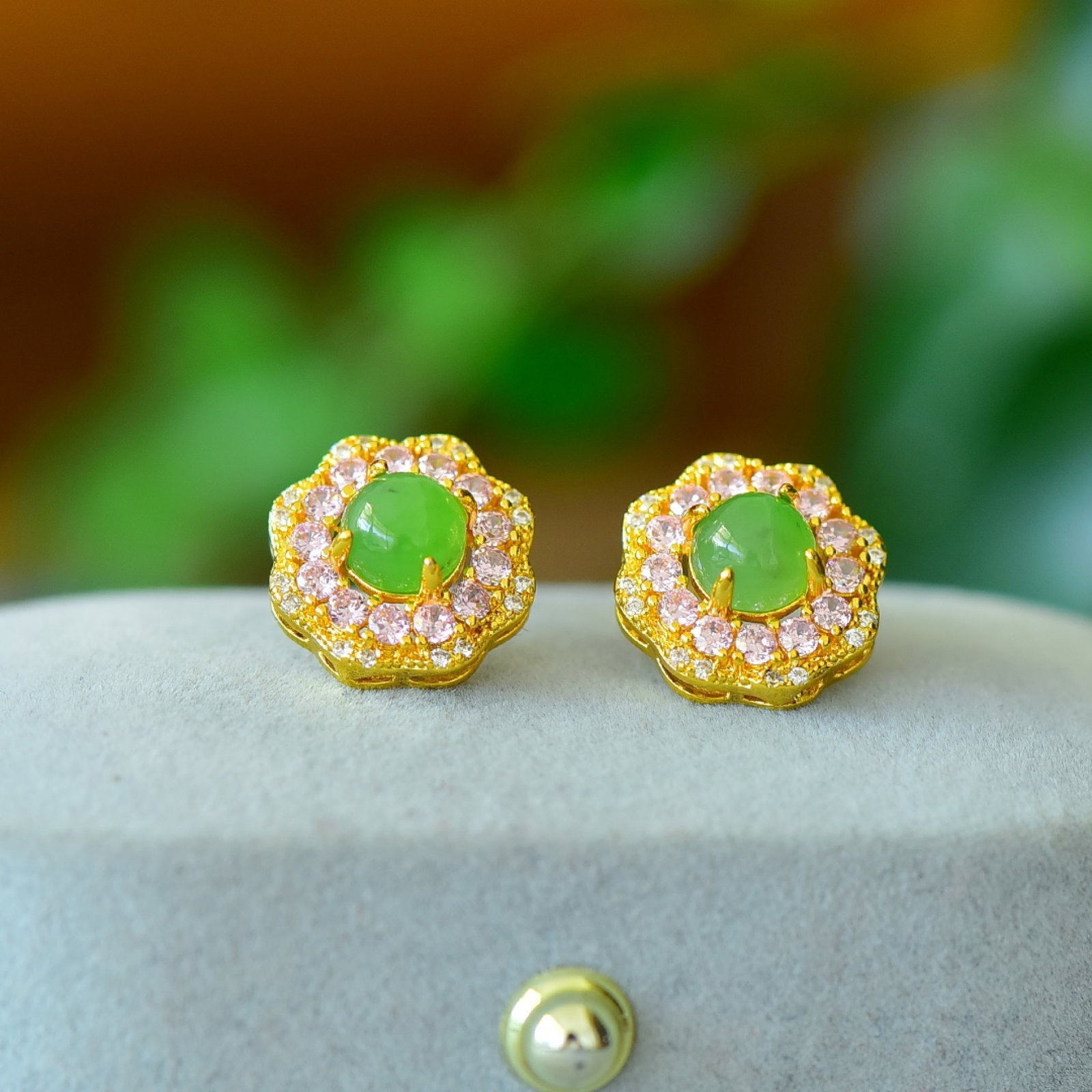 A Pair of Exquisite Bronze-Gold Plated Inlaid Jasper Earrings: A Pair of Exquisite Bronze-Gold Plated Inlaid Jasper Earrings,Size:0.2inx0.2in 一对铜镀金镶碧玉耳钉