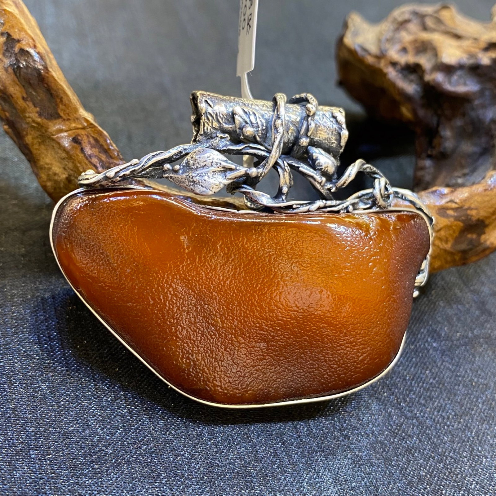 An Exquisite Beeswax Inlaid Silver Necklace: An Exquisite Beeswax Inlaid Silver Necklace,Size:2.5in,Weight:31.1g 蜜蜡镶银项链