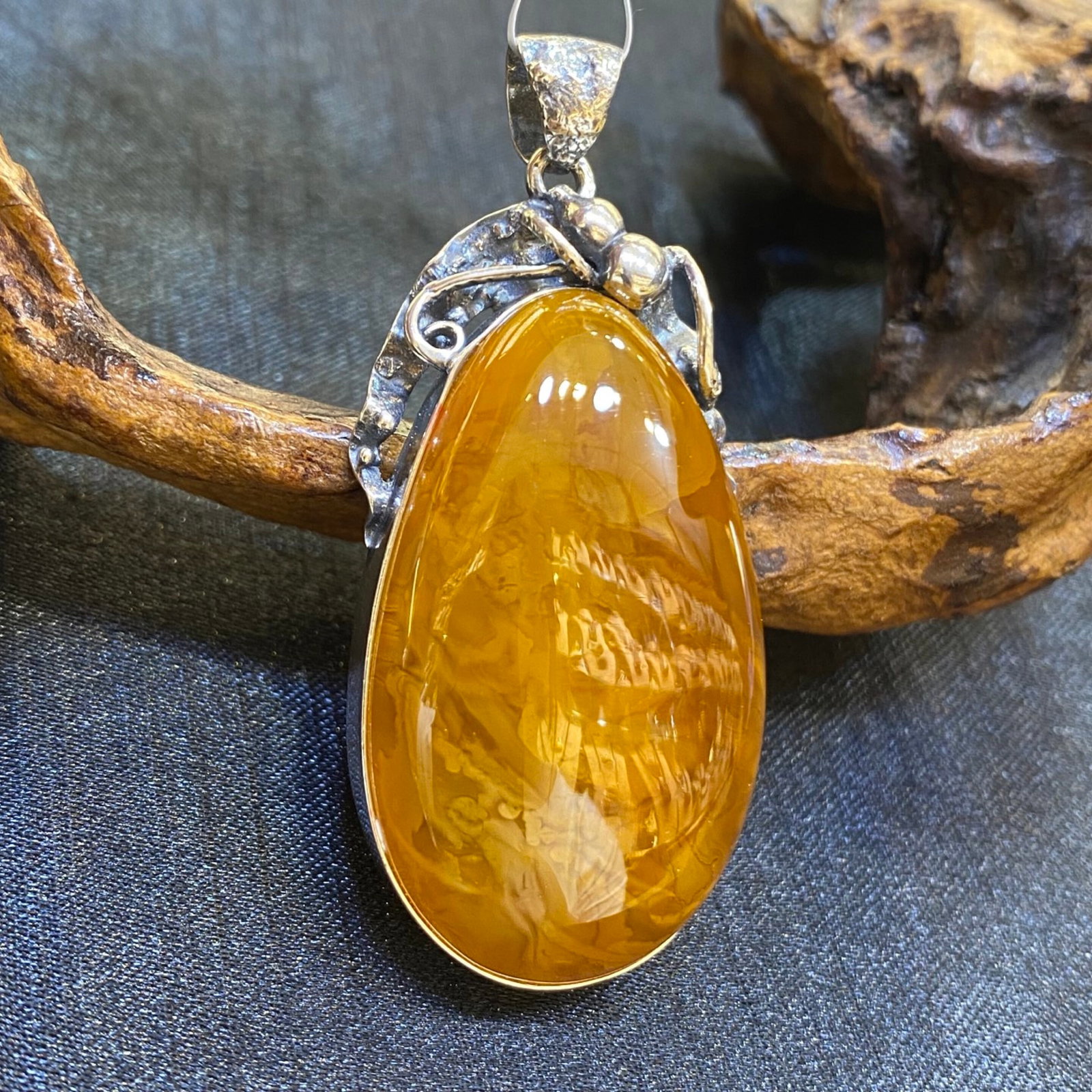 An Exquisite Beeswax Inlaid Silver Necklace: An Exquisite Beeswax Inlaid Silver Necklace,Size:1in,Weight:13.5g 蜜蜡镶银项链