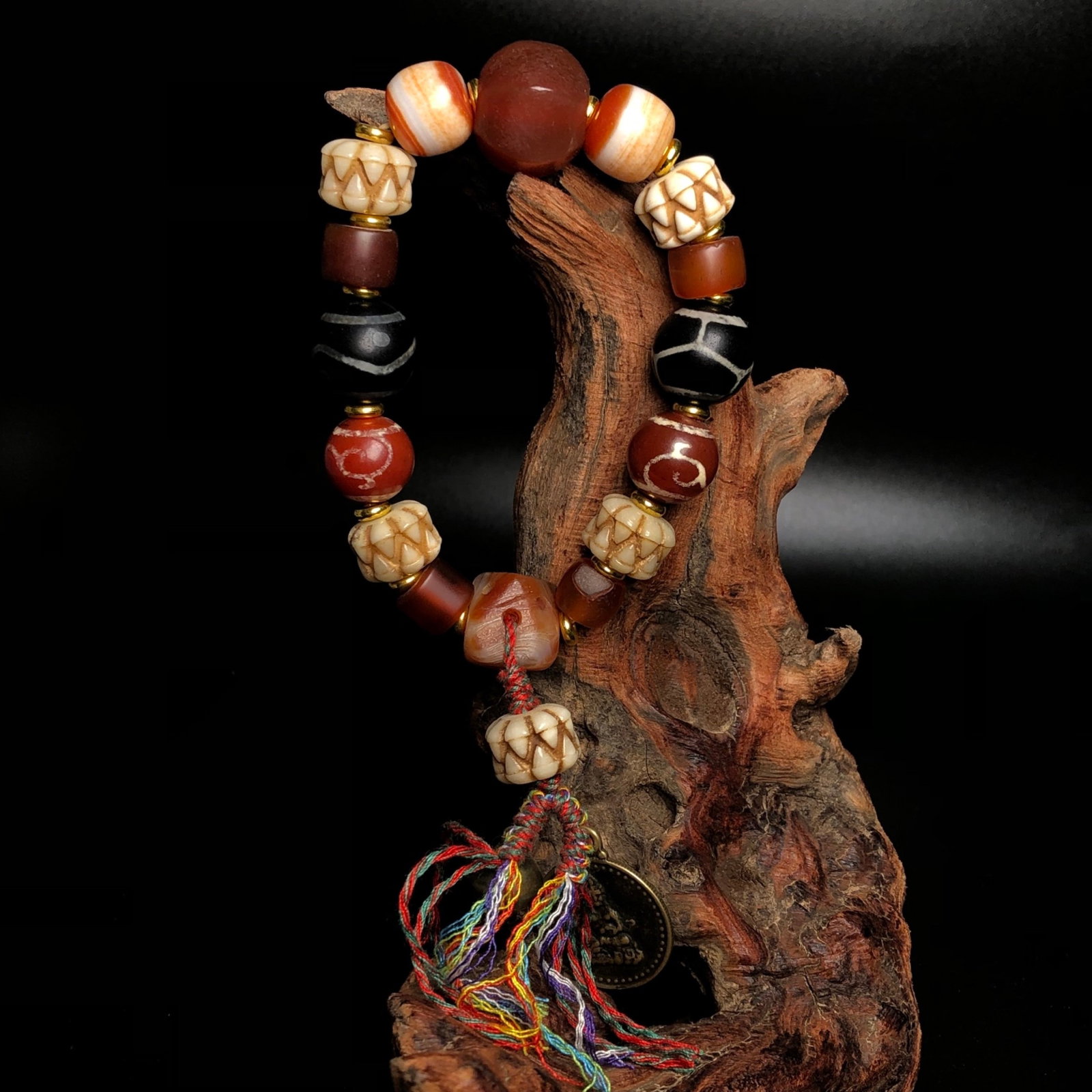 An Exquisite Yak Bone Inlaid Agate Statue of Tara Bracelet: An Exquisite Yak Bone Inlaid Agate Statue of Tara Bracelet,Size:(Yak Bone)0.5inx0.4in,(Dzi Bead)0.6in,0.6in 牦牛骨配玛瑙度母像手串