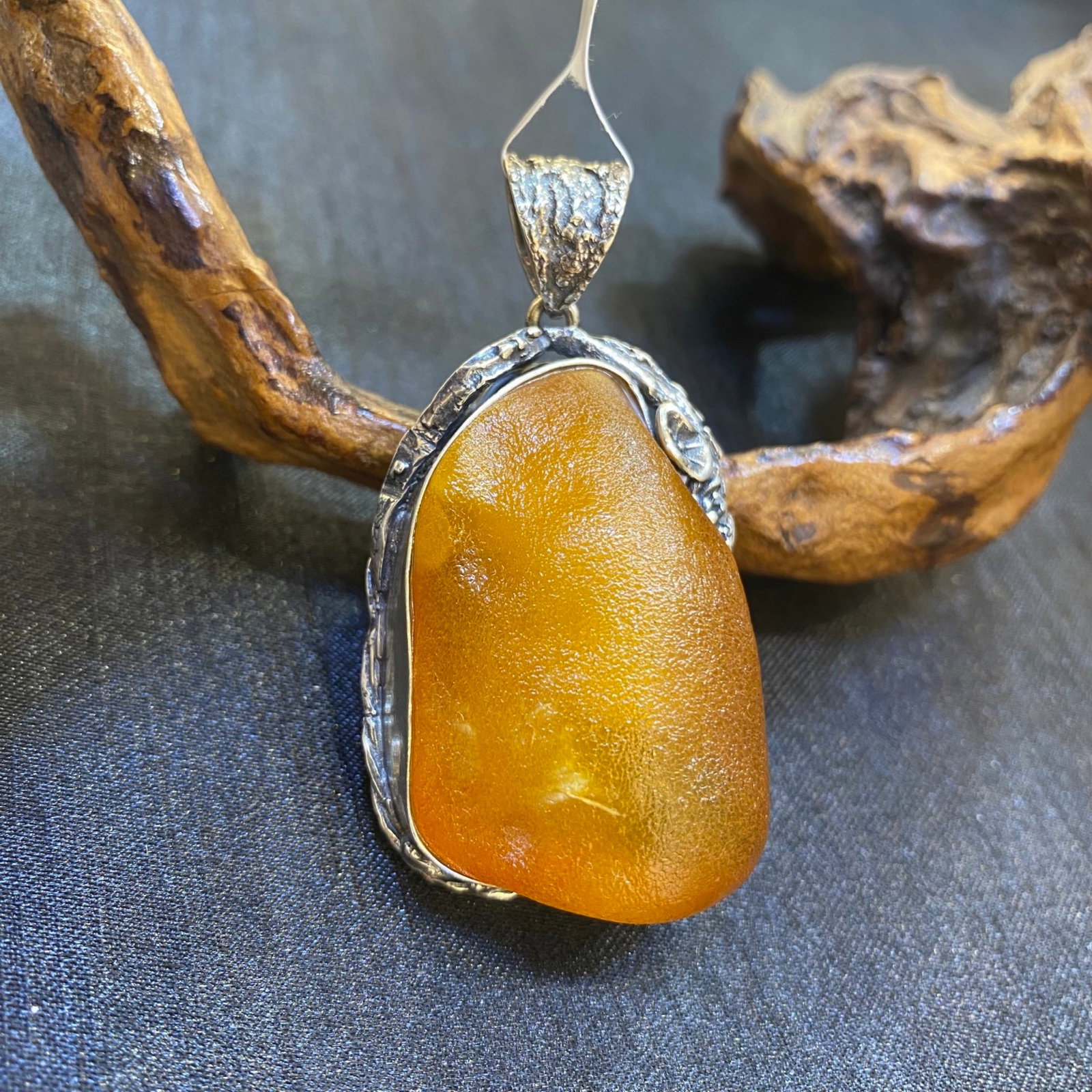 An Exquisite Beeswax Inlaid Silver Necklace: An Exquisite Beeswax Inlaid Silver Necklace,Size:1.2in,Weight:24.7g 蜜蜡镶银项链