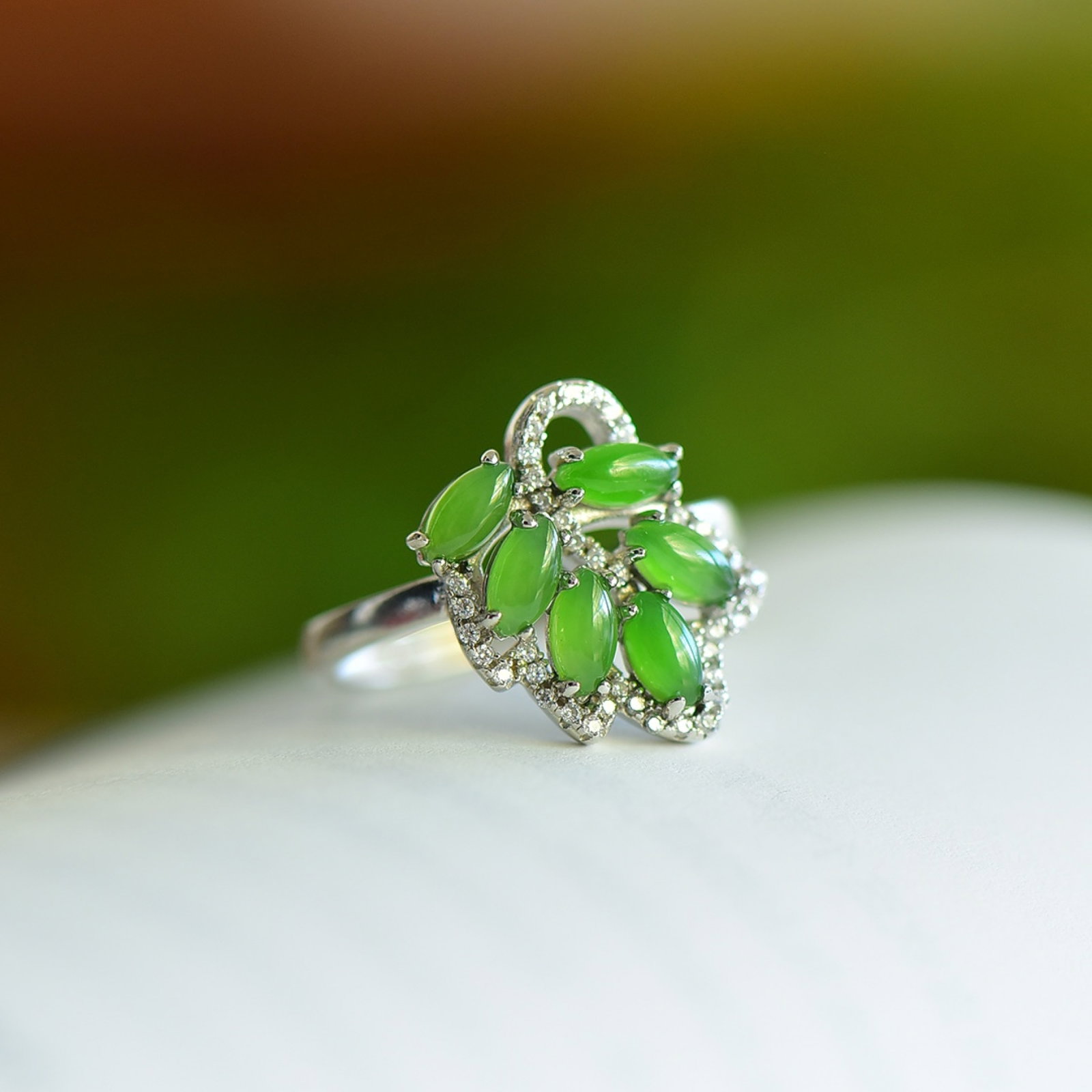 An Exquisite Sterling Silver Inlaid Jasper Ring,Inlaid Diamond: An Exquisite Sterling Silver Inlaid Jasper Ring,Inlaid Diamond 纯银镶碧玉戒指,嵌钻石