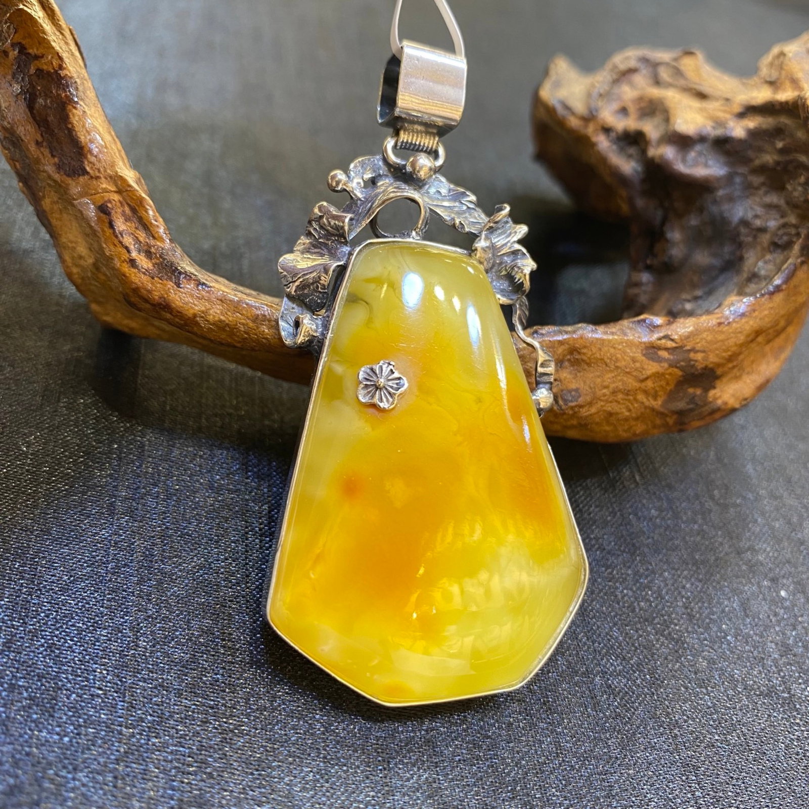 An Exquisite Beeswax Inlaid Silver Necklace: An Exquisite Beeswax Inlaid Silver Necklace,Size:1.2in,Weight:17.7g 蜜蜡镶银项链