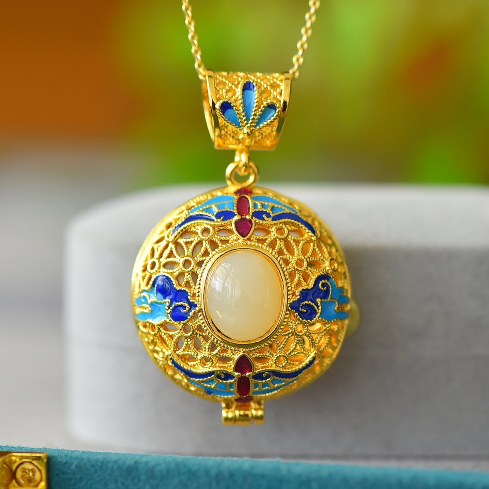 An Exquisite Bronze-Gold Plated Inlaid White Jade Flower Pattern Necklace: An Exquisite Bronze-Gold Plated Inlaid White Jade Flower Pattern Necklace,Size:0.4inx0.5in 铜镀金镶白玉花卉纹项链