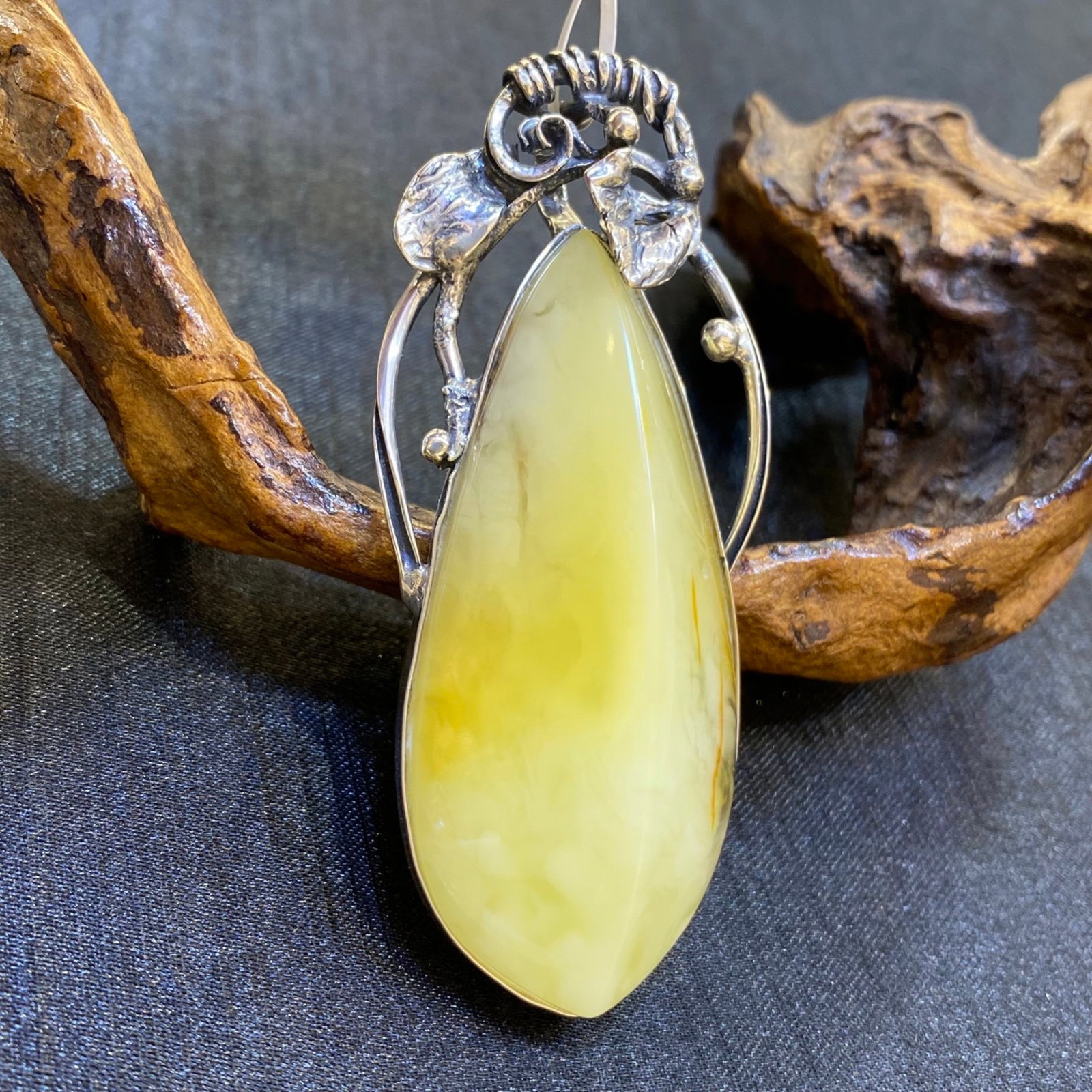An Exquisite Beeswax Inlaid Silver Necklace: An Exquisite Beeswax Inlaid Silver Necklace,Size:1.1in,Weight:23.5g 蜜蜡镶银项链