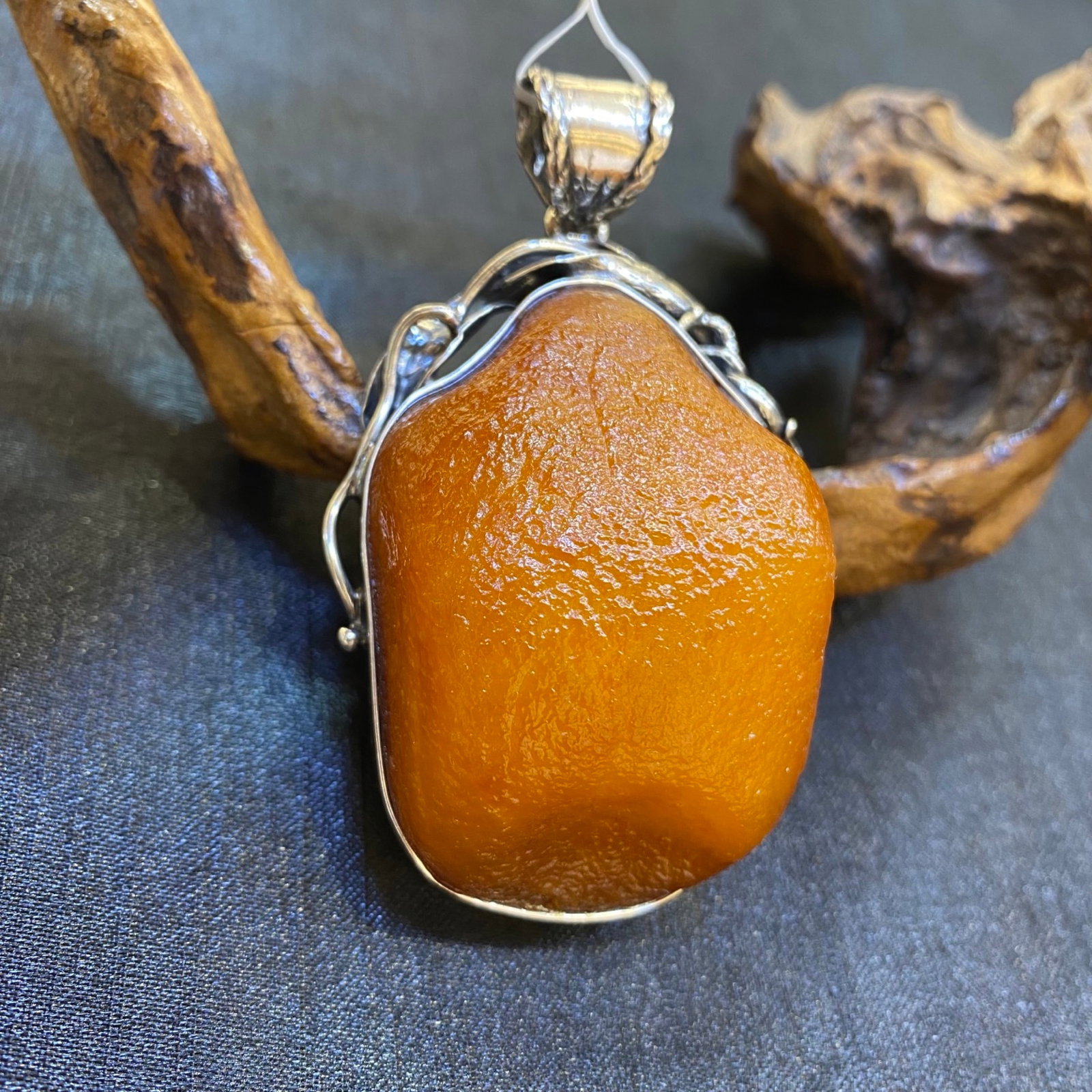 An Exquisite Beeswax Inlaid Silver Necklace: An Exquisite Beeswax Inlaid Silver Necklace,Size:1.4in,Weight:41.9g 蜜蜡镶银项链
