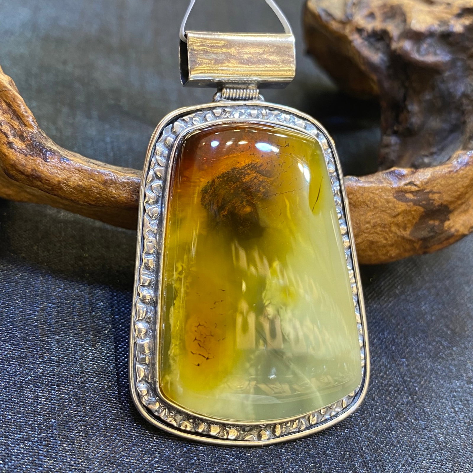 An Exquisite Beeswax Inlaid Silver Necklace: An Exquisite Beeswax Inlaid Silver Necklace,Size:1.3in,Weight:20.3g 蜜蜡镶银项链