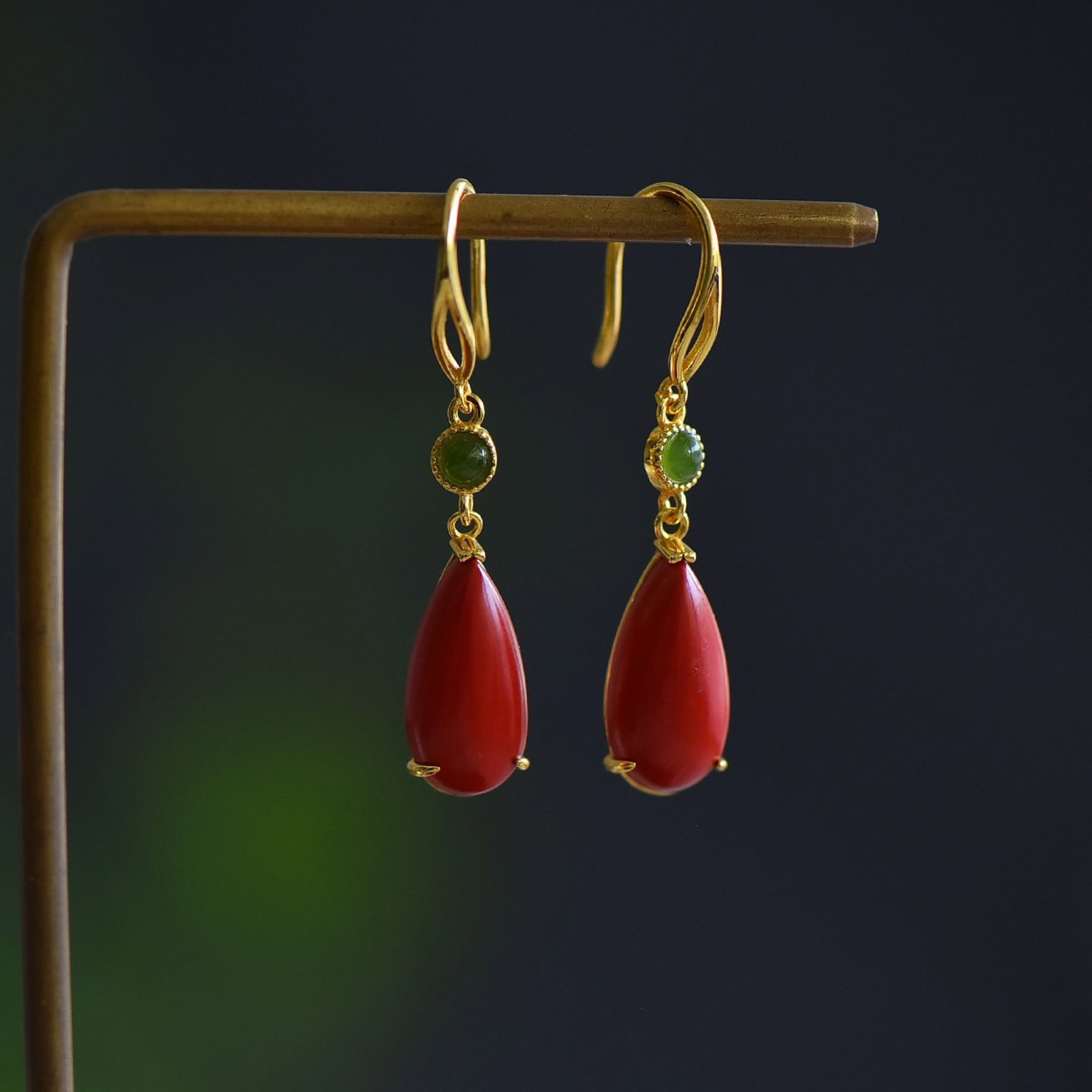 A Pair of Exquisite Sterling Silver-Gold Plated Inlaid Cinnabar Earrings: A Pair of Exquisite Sterling Silver-Gold Plated Inlaid Cinnabar Earrings,Size:8mmx16mm 一对纯银镀金镶朱砂耳环