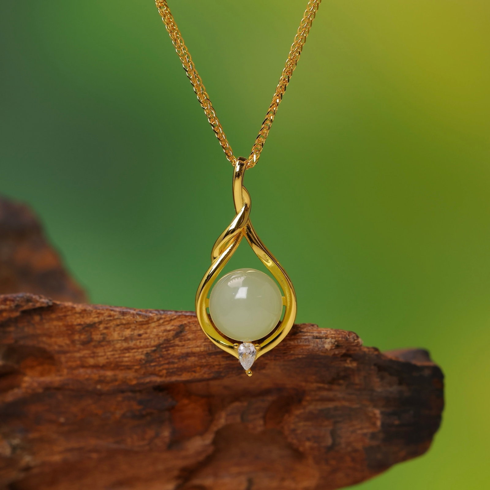 An Exquisite Sterling Silver-Gold Plated Inlaid Greenish Jade Pendant,Inlaid Diamond: An Exquisite Sterling Silver-Gold Plated Inlaid Greenish Jade Pendant,Inlaid Diamond,Size:8mmx8mm