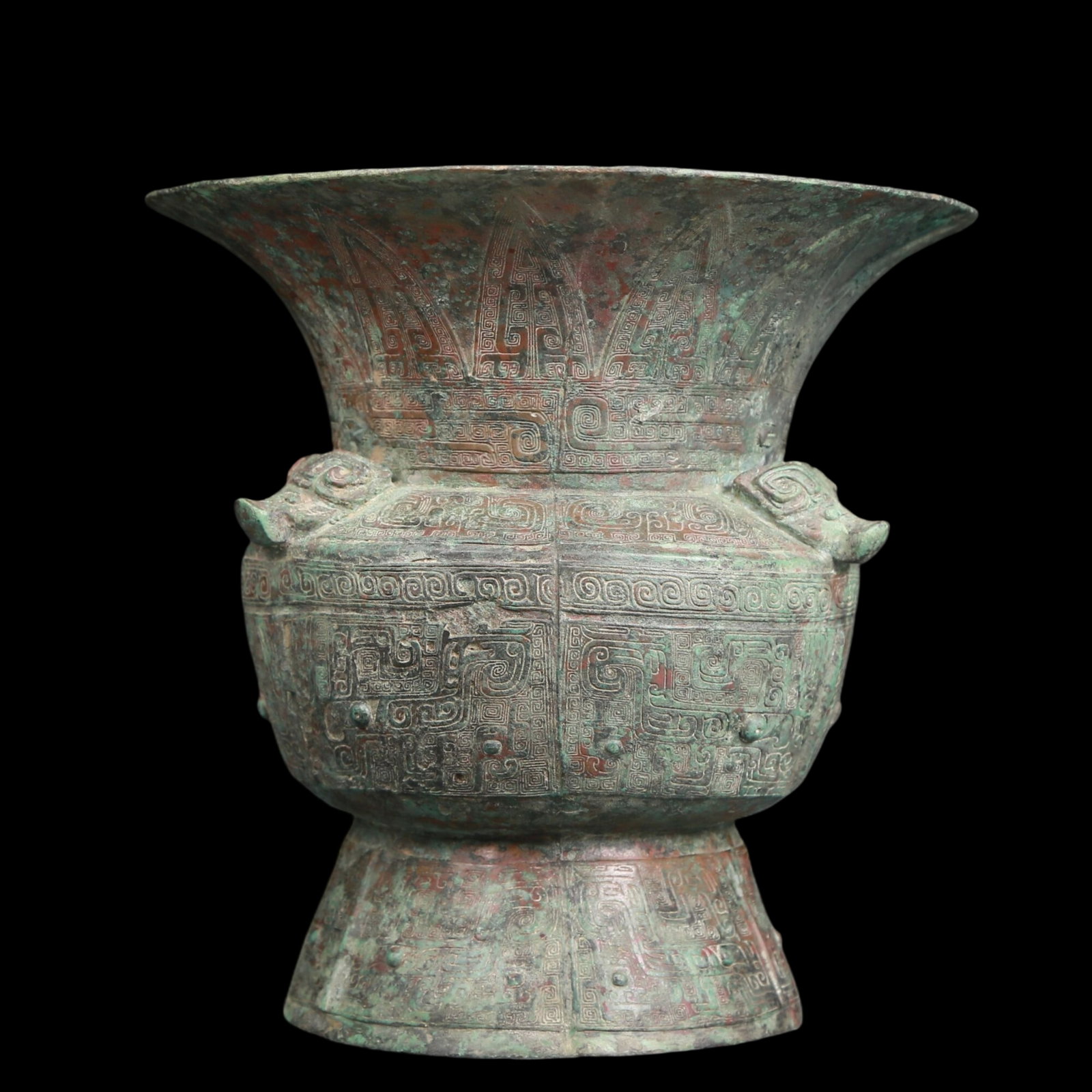 A precious bronze animal mask bottle: precious bronze animal mask bottle with inscriptions. In ancient times, the surface was carefully carved, vividly demonstrating the superb skills of the craftsman. It has its own unique meaning and al
