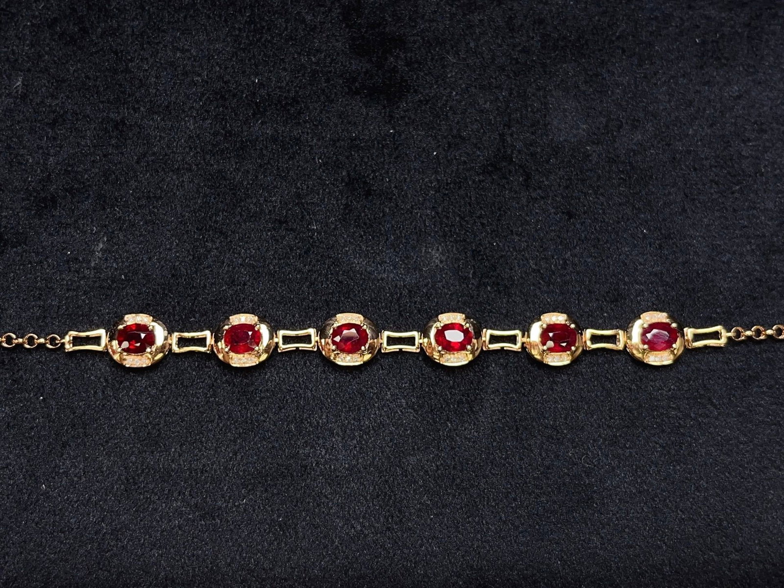A Exquisite 18k Gold Inlaid 3.25ct Natural Ruby Bracelets,Inlaid Diamond: A Exquisite 18k Gold Inlaid 3.25ct Natural Ruby Bracelets,Inlaid Diamond,Total Weight:4.25g 18k金镶 3.25ct 天然红宝石手链,嵌钻石