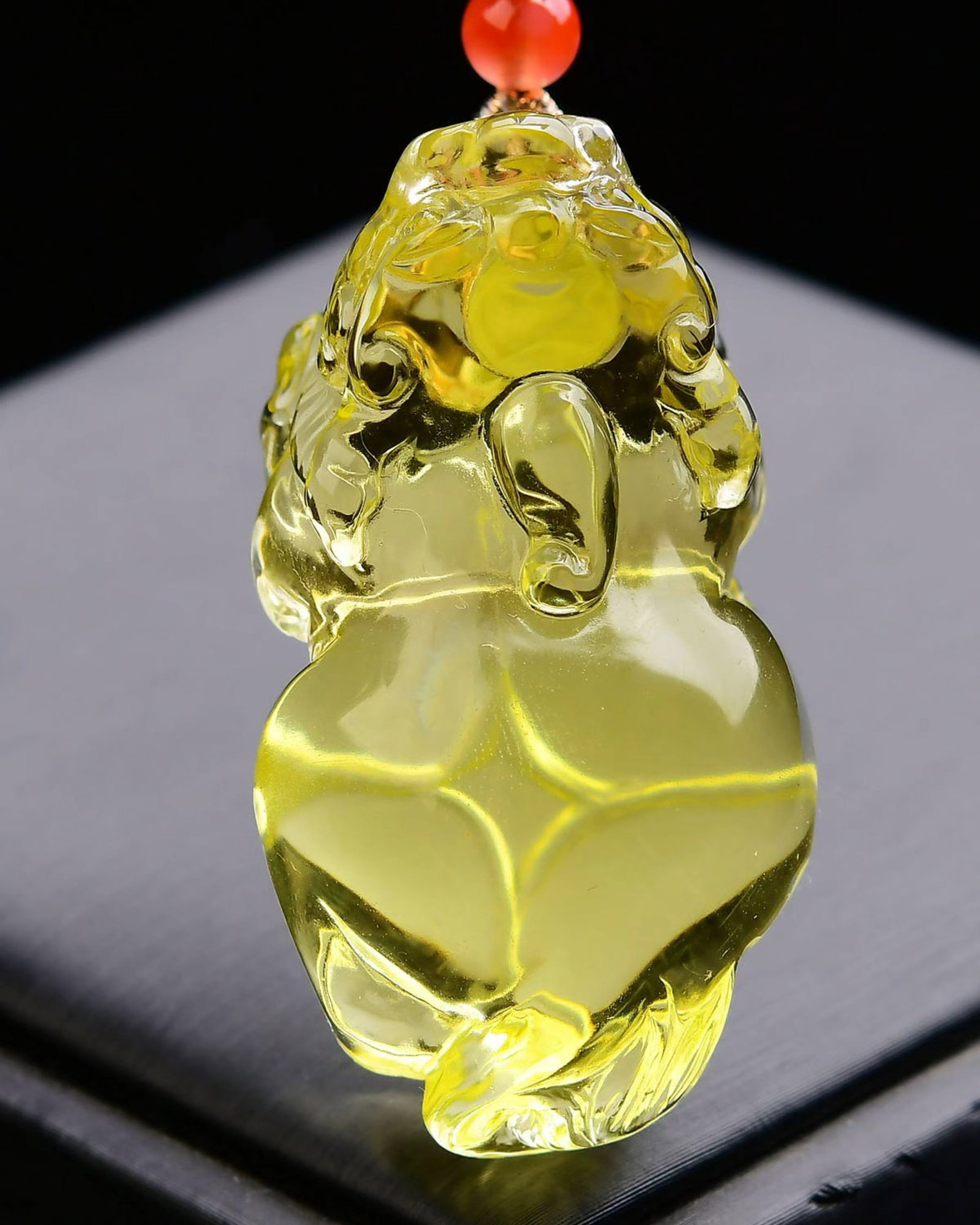 An Exquisite Crystal Auspicious Beast Pendant: An Exquisite Crystal Auspicious Beast Pendant,Size:52mmx28mmx23mm,Weight:50.3g
