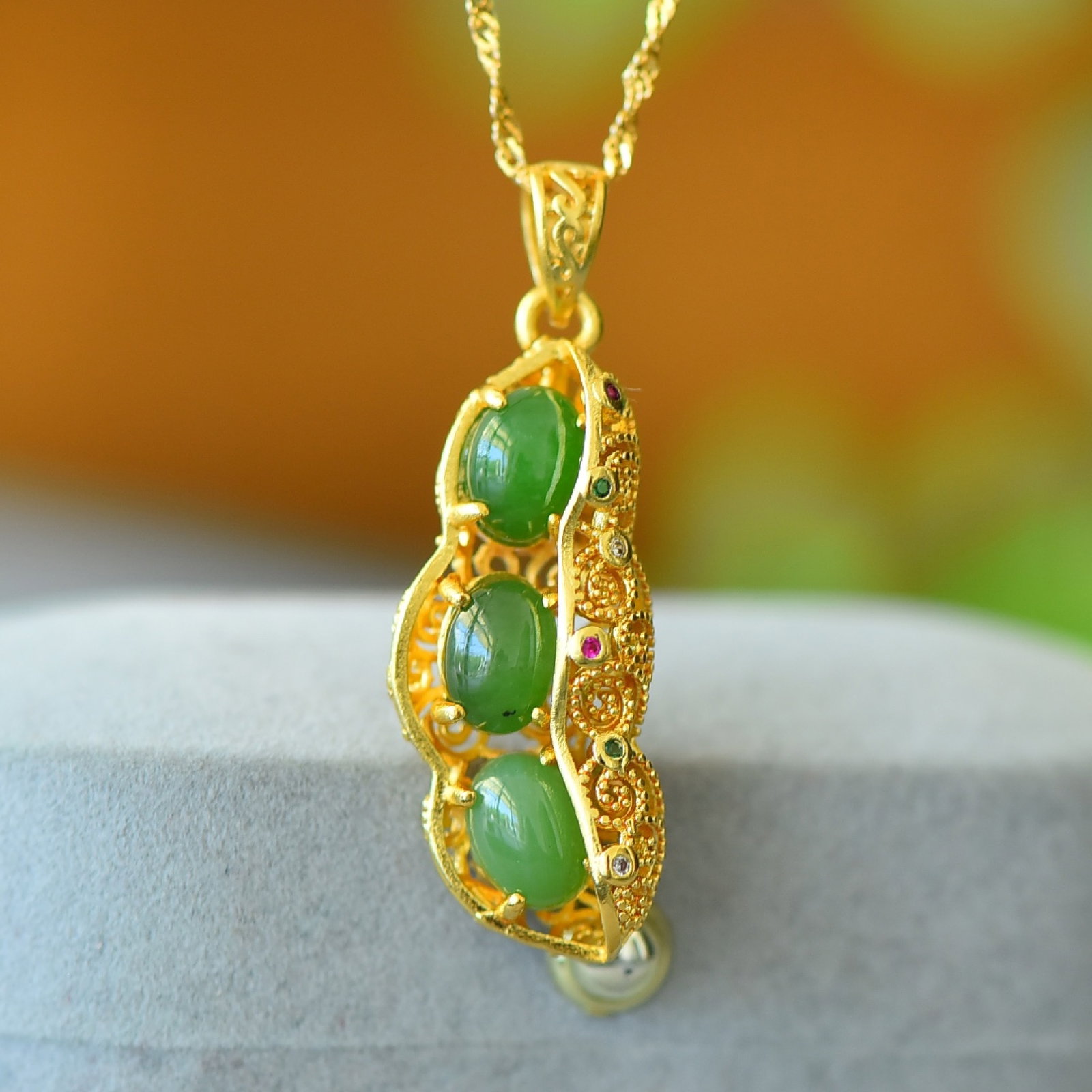 An Exquisite Bronze-Gold Plated Inlaid Jasper Necklace: An Exquisite Bronze-Gold Plated Inlaid Jasper Necklace,Size:3.1inx3.1in 铜镀金镶碧玉项链