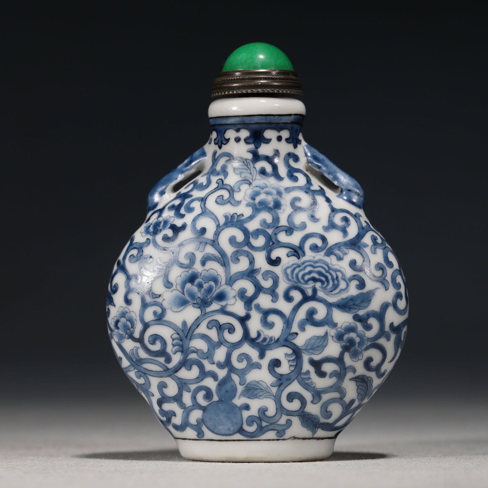 An Exquisite Blue and White Interlocking Flower Pattern Snuff Bottle: An Exquisite Blue and White Interlocking Flower Pattern Snuff Bottle,Qing Dynasty, China,Qianlong Four-character Mark,Size:2.2in×1in×3in