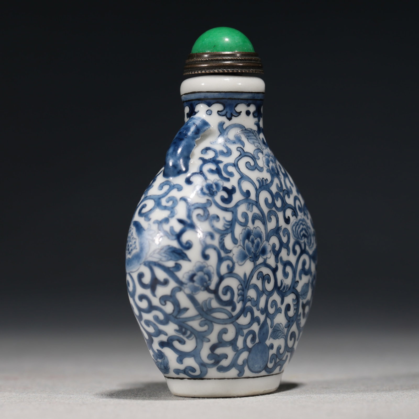 An Exquisite Blue and White Interlocking Flower Pattern Snuff Bottle - 2